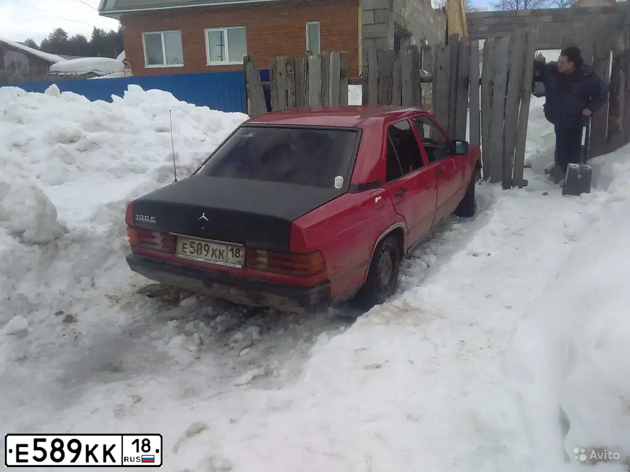 Фото автомобиля MERCEDES C-KLASSE, 1983 — госномер Е589КК18. Цвет: КРАСНЫЙ