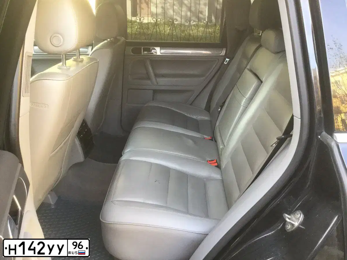 Фото автомобиля VOLKSWAGEN TOUAREG, 2006 — госномер Т215ЕК196. Цвет: ЧЕРНЫЙ