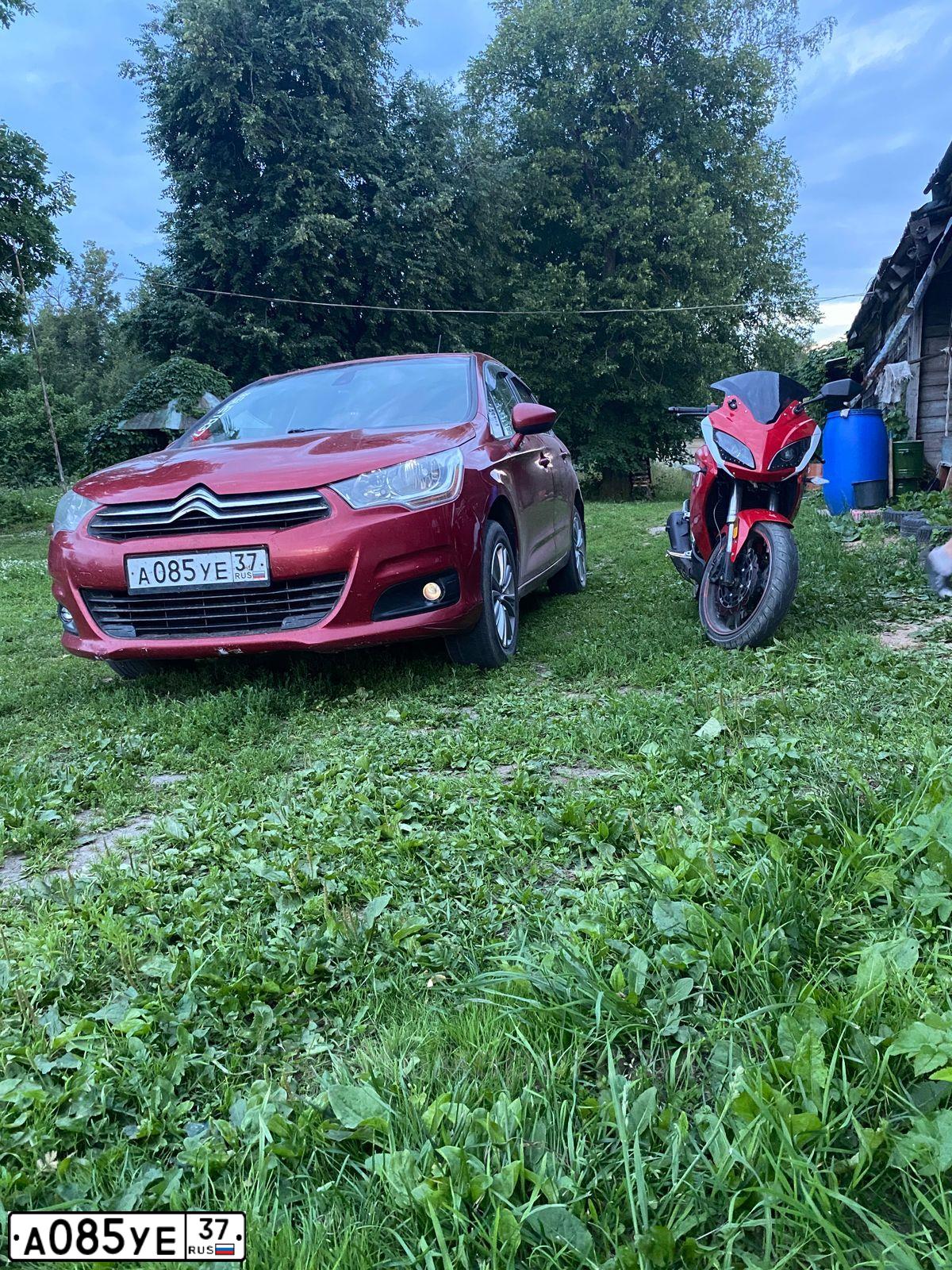 Фото автомобиля CITROEN C4, 2011 — госномер А085УЕ37. Цвет: Красный