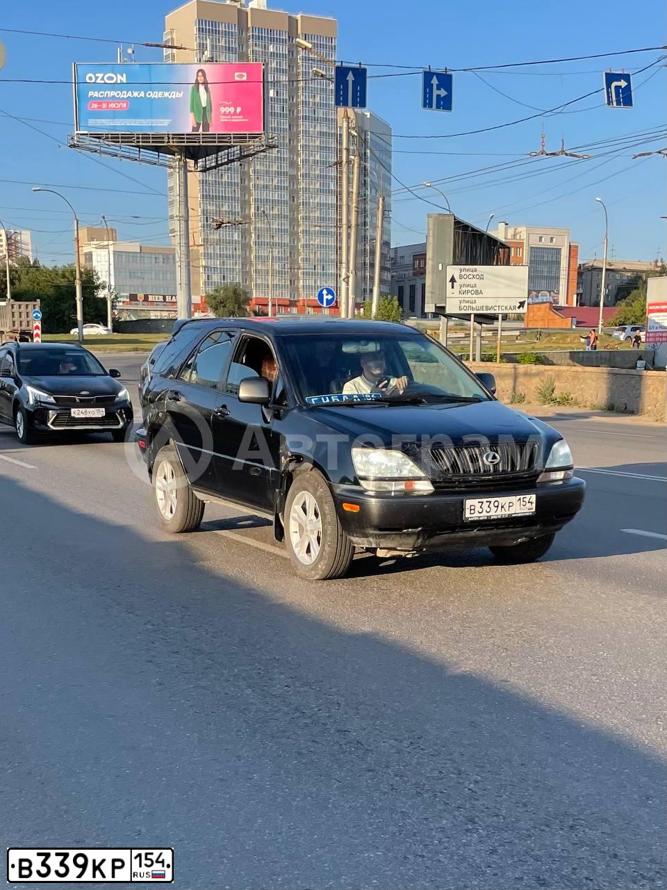 Фото автомобиля LEXUS RX, 2001 — госномер В339КР154. Цвет: ЧЕРНЫЙ