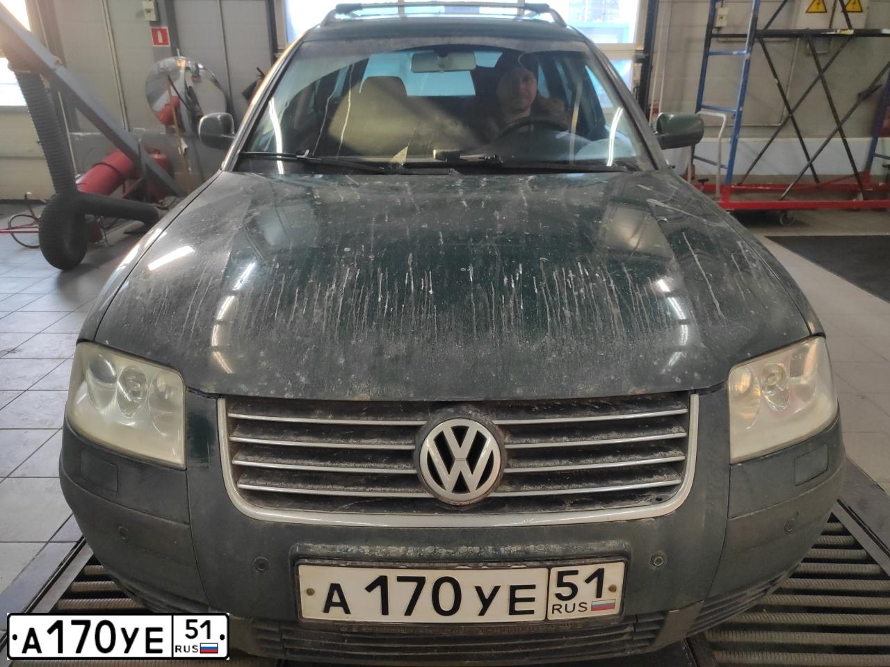 Фото автомобиля VOLKSWAGEN PASSAT, 2002 — госномер У274КК51. Цвет: ЗЕЛЕНЫЙ