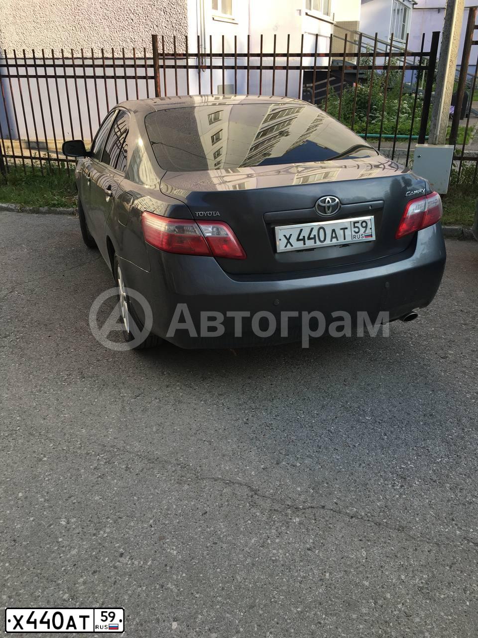 Фото автомобиля TOYOTA CAMRY, 2008 — госномер Х440АТ59. Цвет: СЕРЫЙ