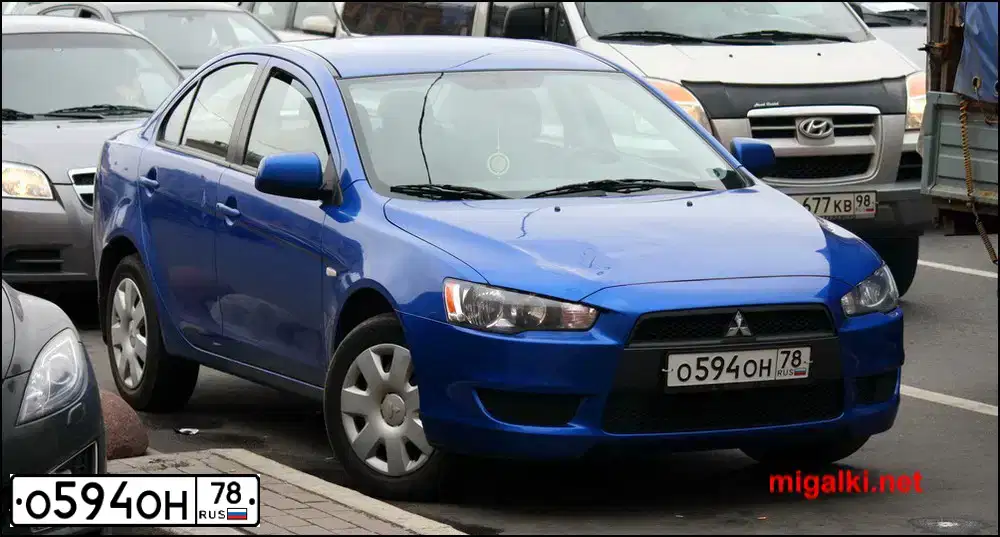 Фото автомобиля MITSUBISHI LANCER, 2010 — госномер Р226КА198. Цвет: синий