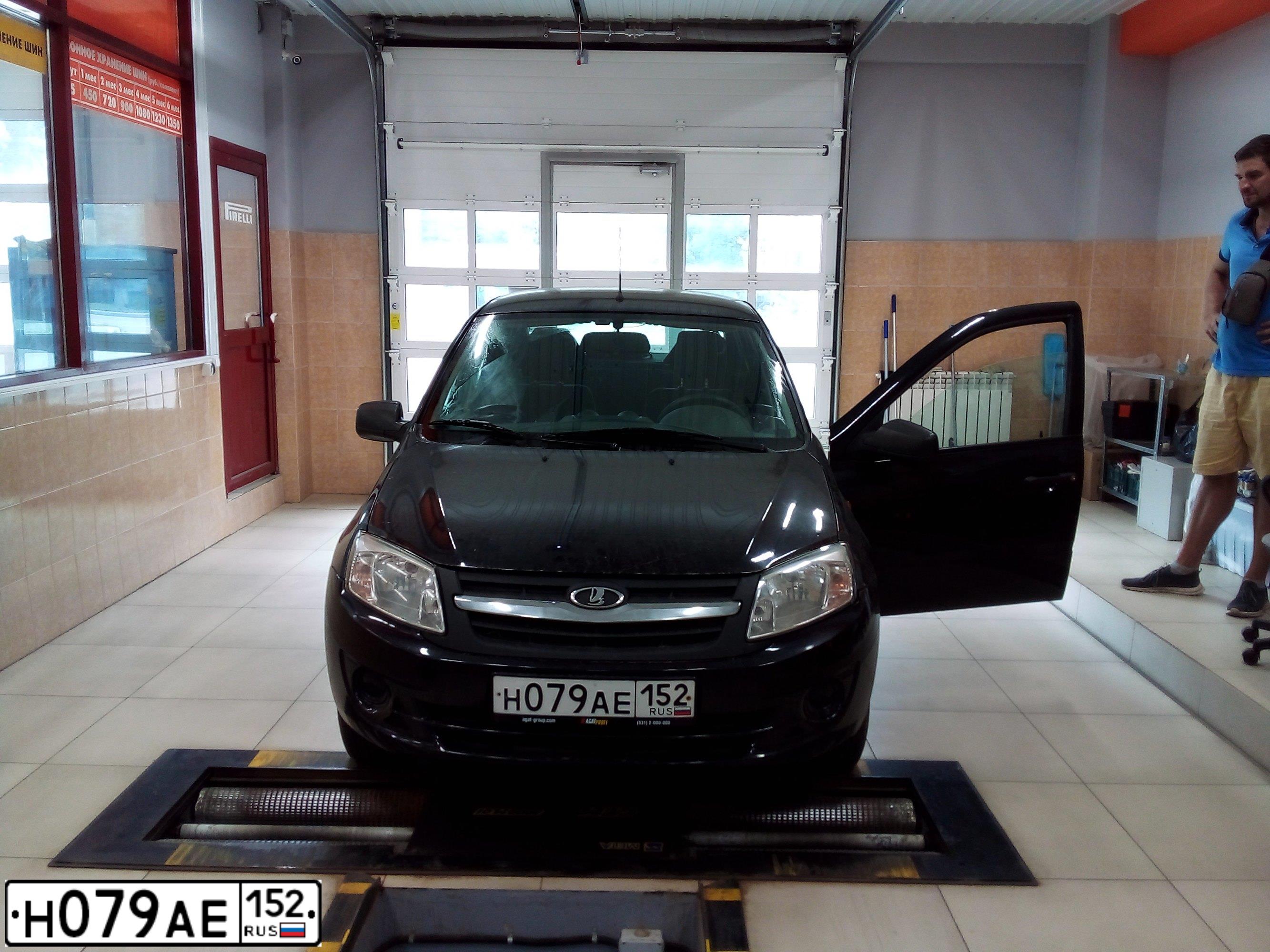 Фото автомобиля LADA 2190 GRANTA, 2013 — госномер Х390АТ152. Цвет: ЧЕРНЫЙ