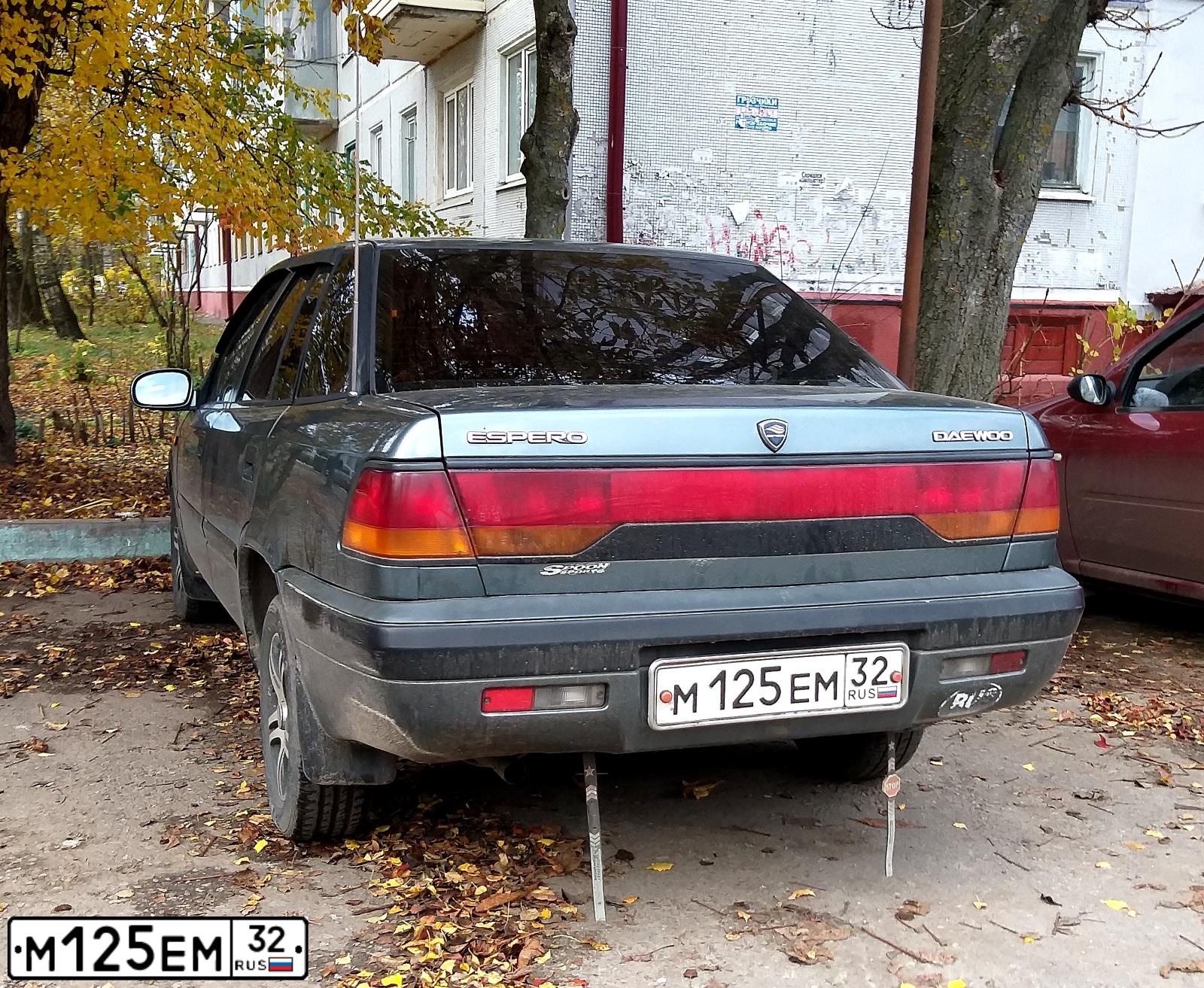 Фото автомобиля DAEWOO ESPERO, 1997 — госномер М125ЕМ32. Цвет: СЕРЫЙ