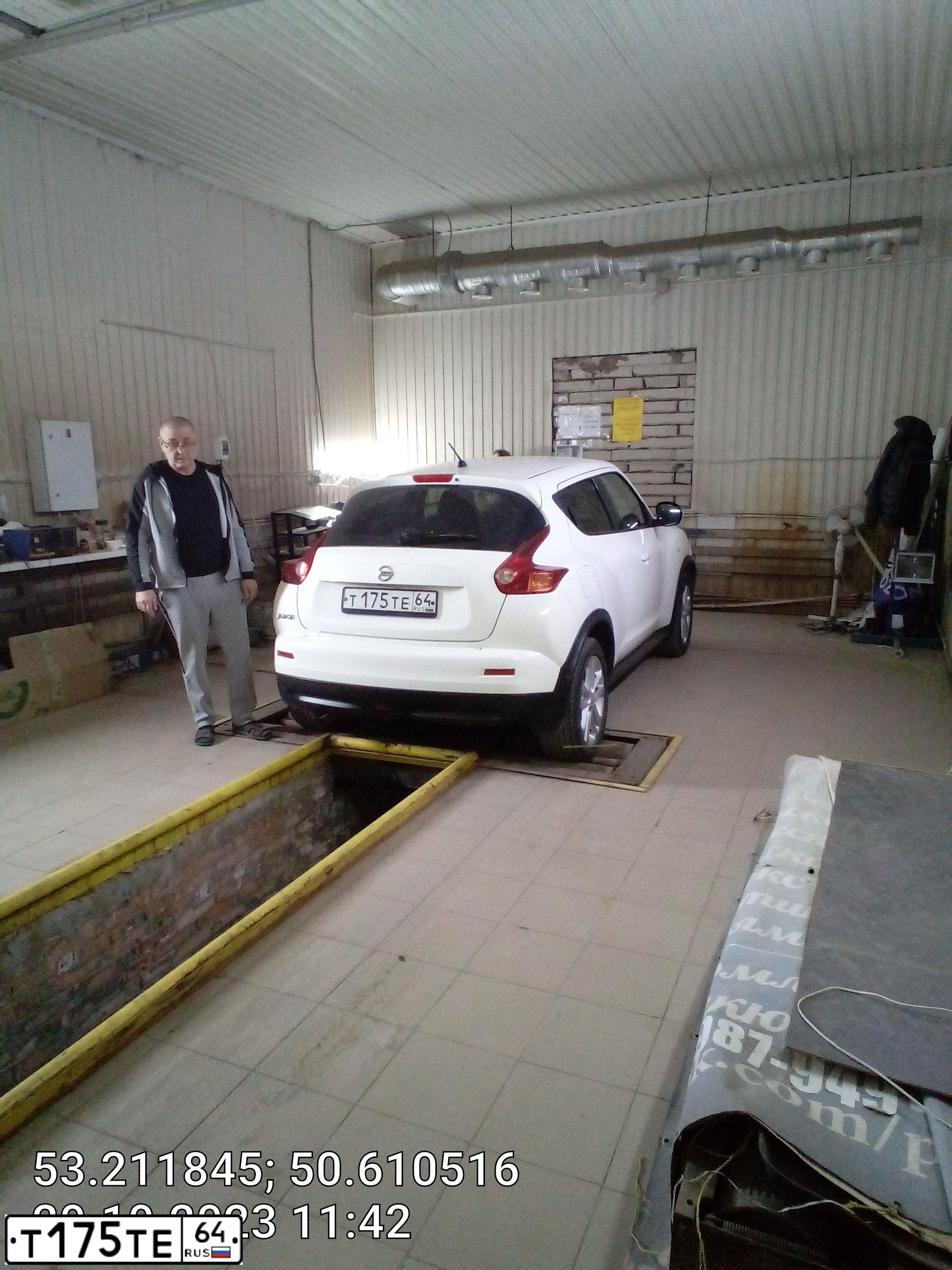 Фото автомобиля NISSAN JUKE, 2013 — госномер Т175ТЕ64. Цвет: Белый