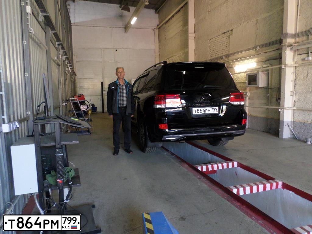 Фото автомобиля TOYOTA LANDCRUISER 200, 2008 — госномер Т864РМ799. Цвет: ЧЕРНЫЙ