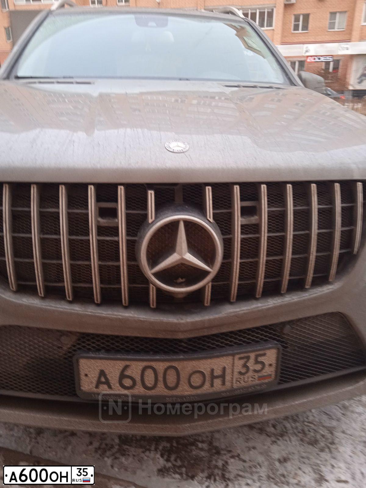 Фото автомобиля TOYOTA LANDCRUISER 200, 2008 — госномер О011ОО35. Цвет: ЧЕРНЫЙ