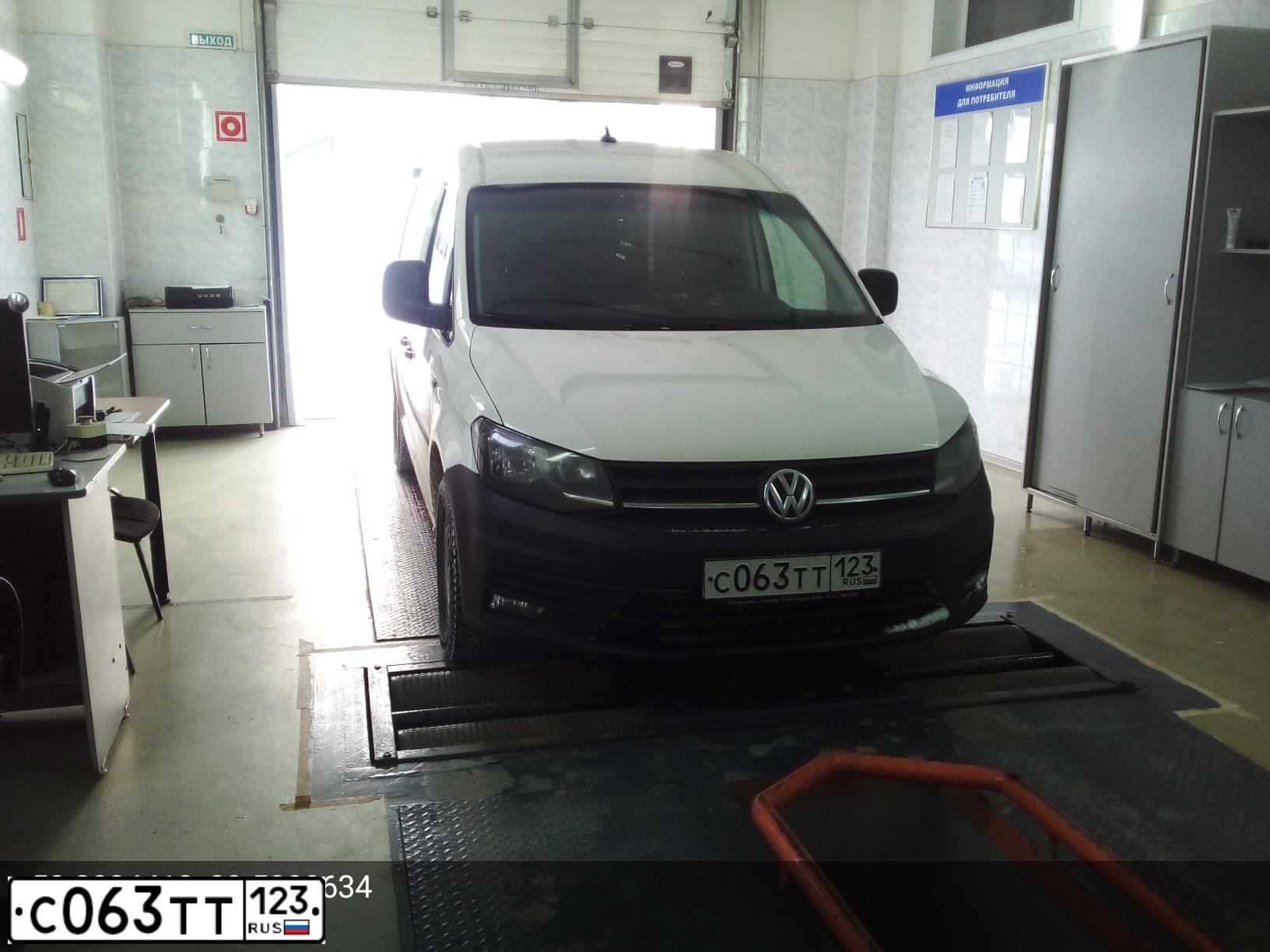 Фото автомобиля VOLKSWAGEN CADDY, 2018 — госномер С063ТТ123. Цвет: Белый