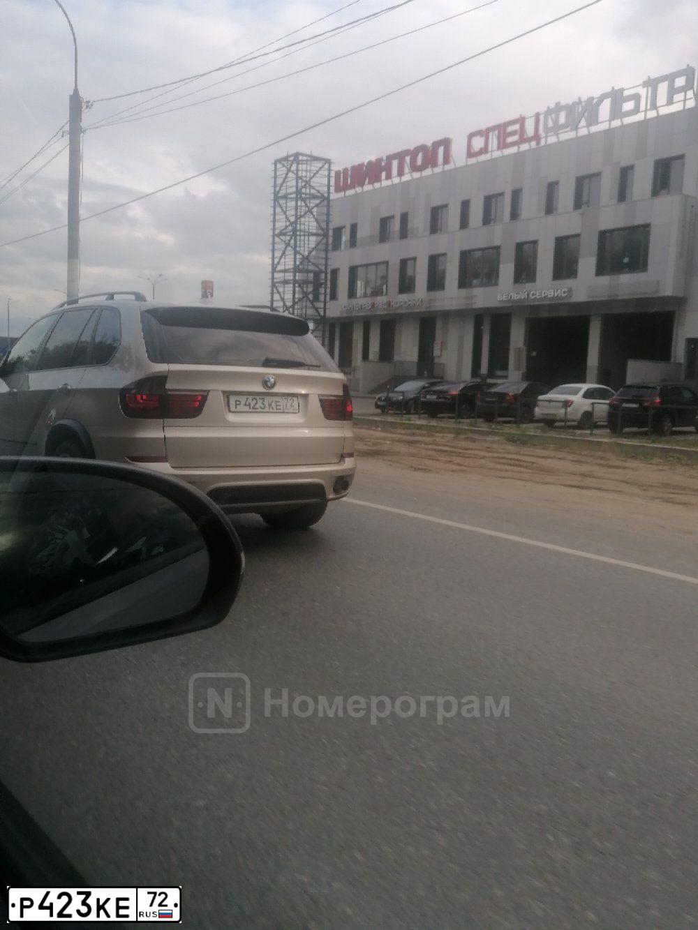 Фото автомобиля BMW X5, 2013 — госномер Р423КЕ72. Цвет: СЕРЫЙ МЕТАЛЛИК