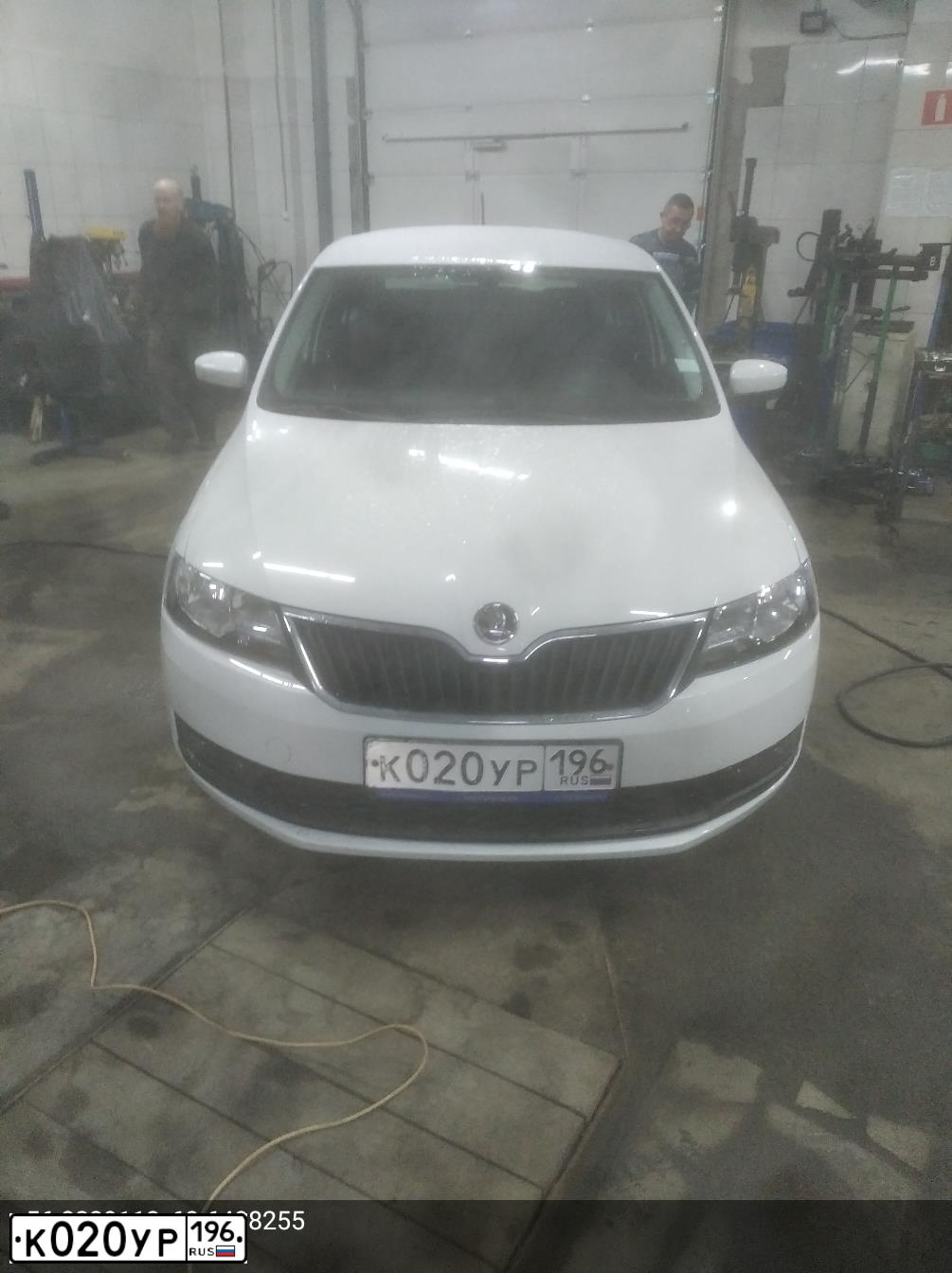 Фото автомобиля SKODA RAPID, 2018 — госномер К020УР196. Цвет: Белый