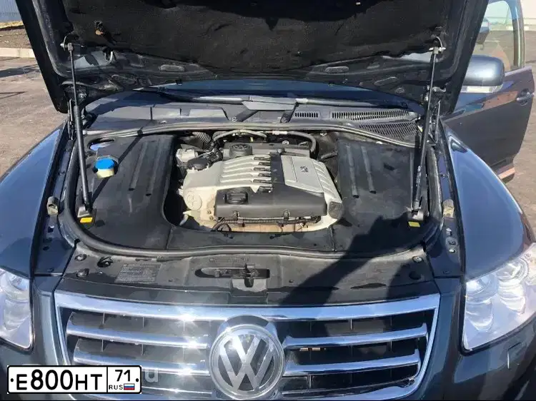 Фото автомобиля VOLKSWAGEN TOUAREG, 2003 — госномер О593НЕ799. Цвет: СЕРЫЙ
