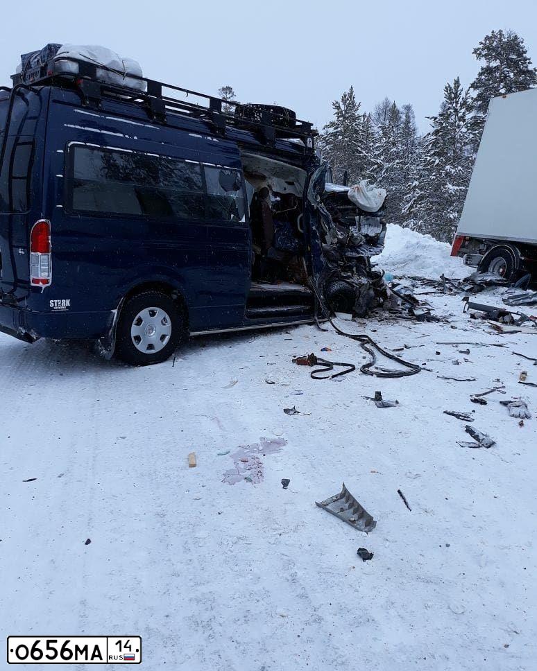 Фото автомобиля TOYOTA HIACE, 2010 — госномер О656МА14. Цвет: ТЕМНО-СИНИЙ