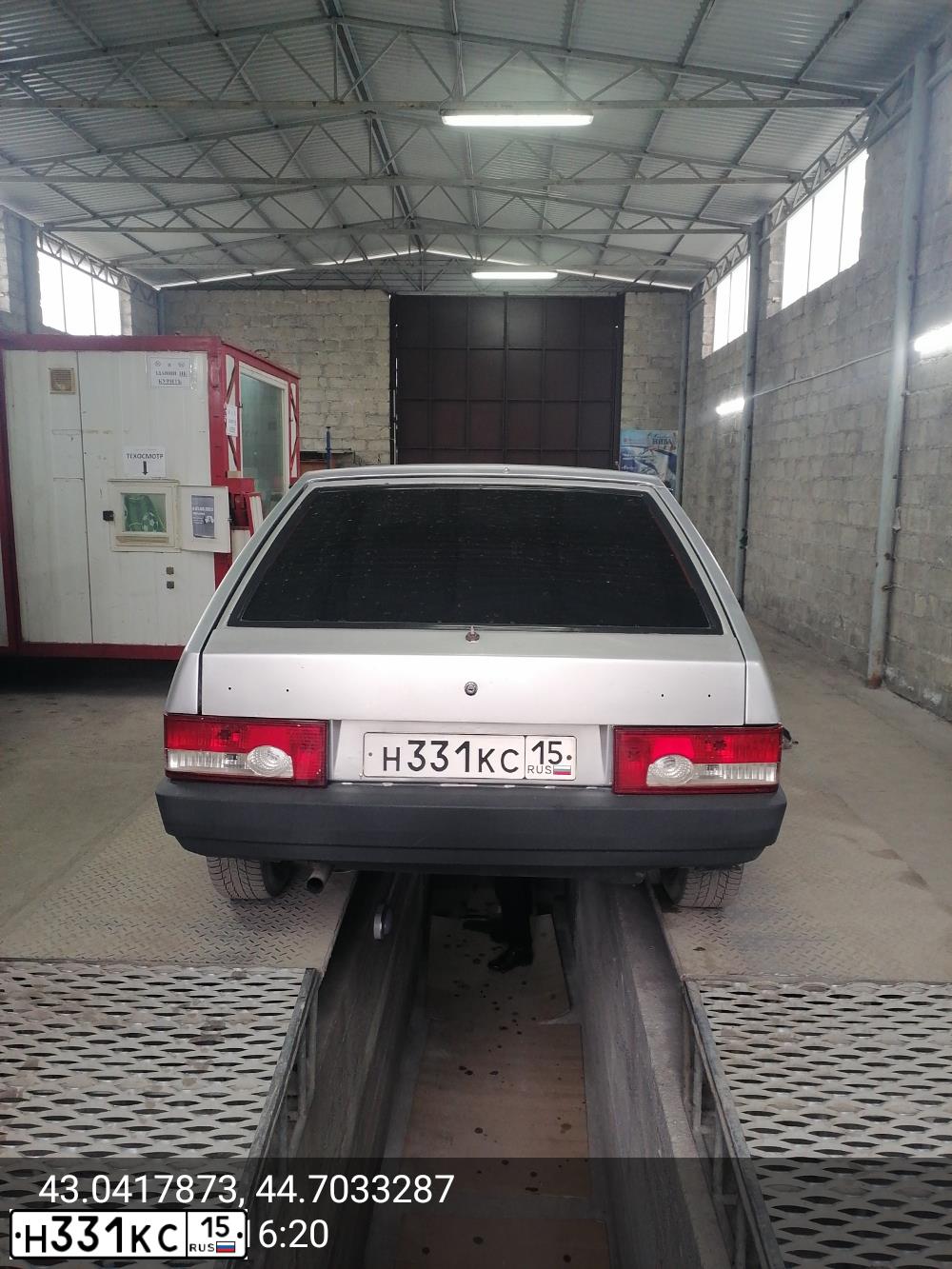 Фото автомобиля LADA 2109 SAMARA, 2003 — госномер Н331КС15. Цвет: Светло-Серебристый металлик