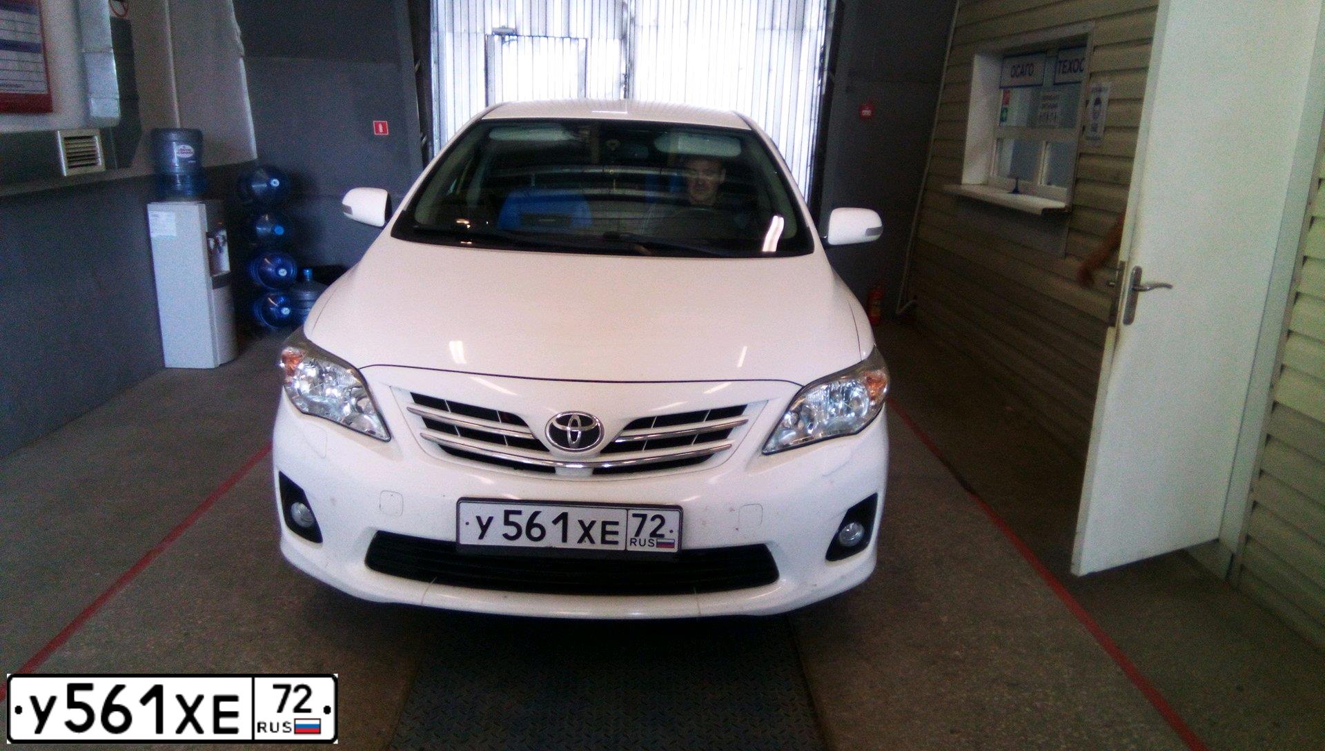 Фото автомобиля TOYOTA COROLLA, 2011 — госномер У561ХЕ72. Цвет: Белый