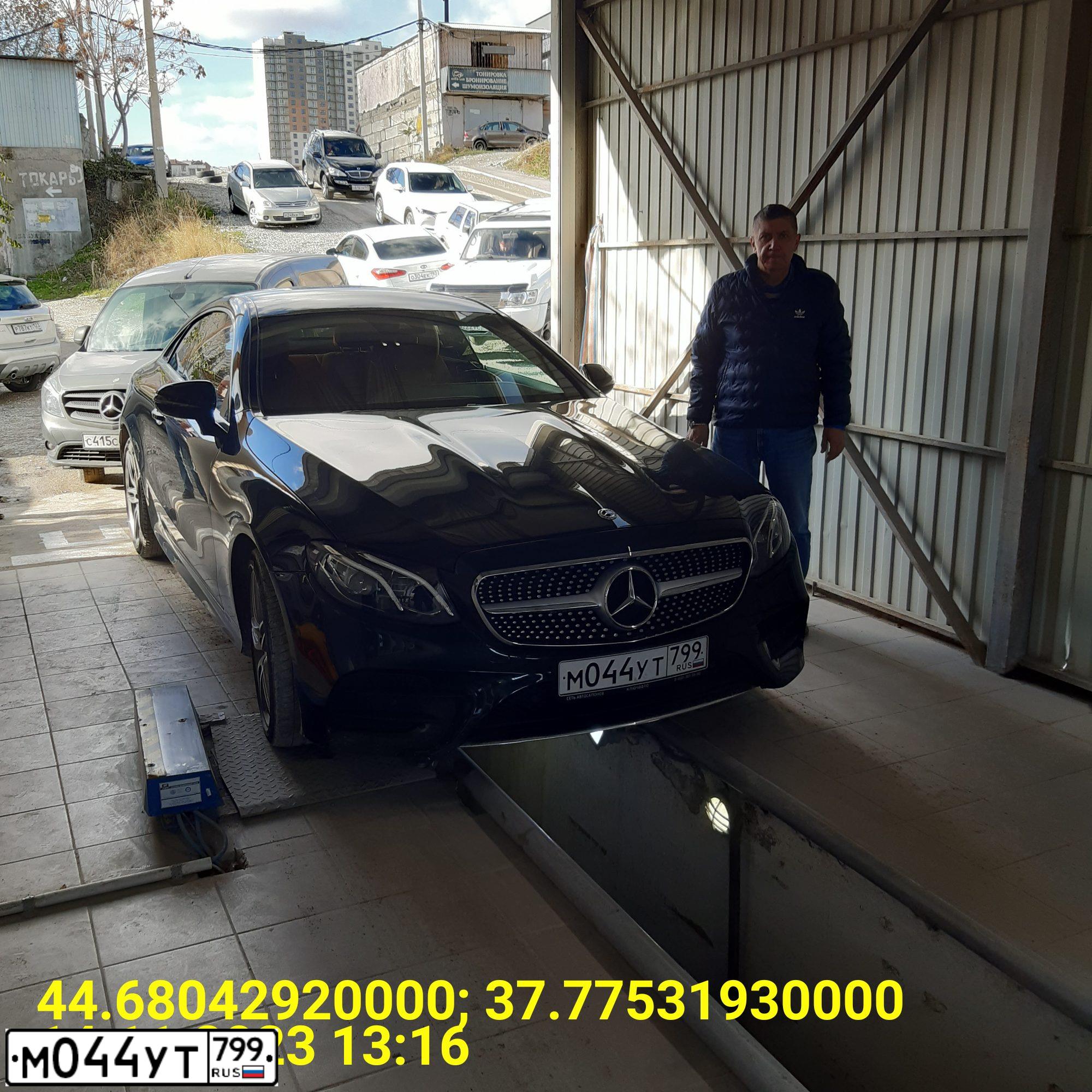 Фото автомобиля MERCEDES E-KLASSE, 2018 — госномер М044УТ799. Цвет: Темно-зеленый