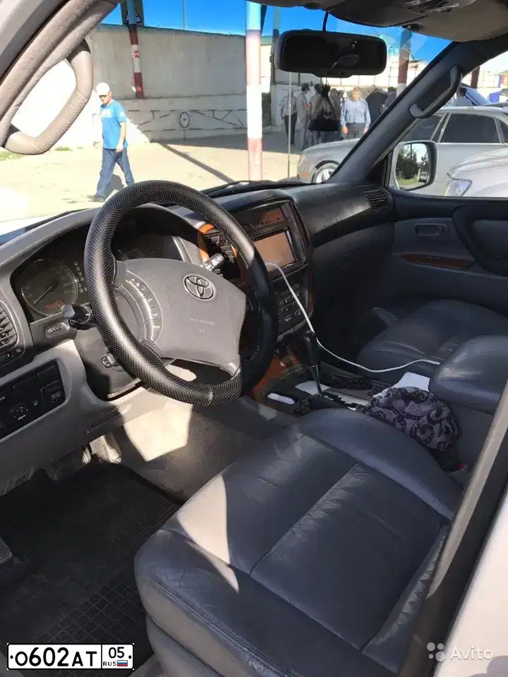 Фото автомобиля TOYOTA LAND CRUISER 100, 2006 — госномер С370НА05. Цвет: Серебристый