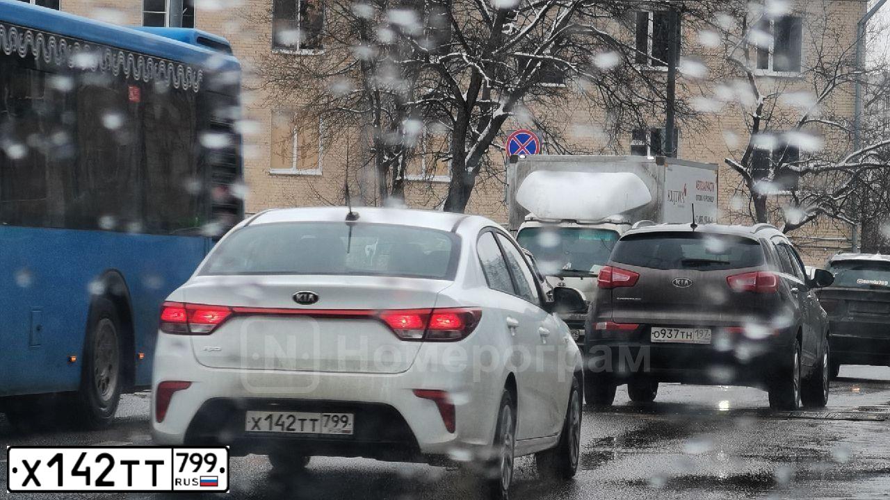 Фото автомобиля KIA RIO, 2020 — госномер Х142ТТ799. Цвет: Белый