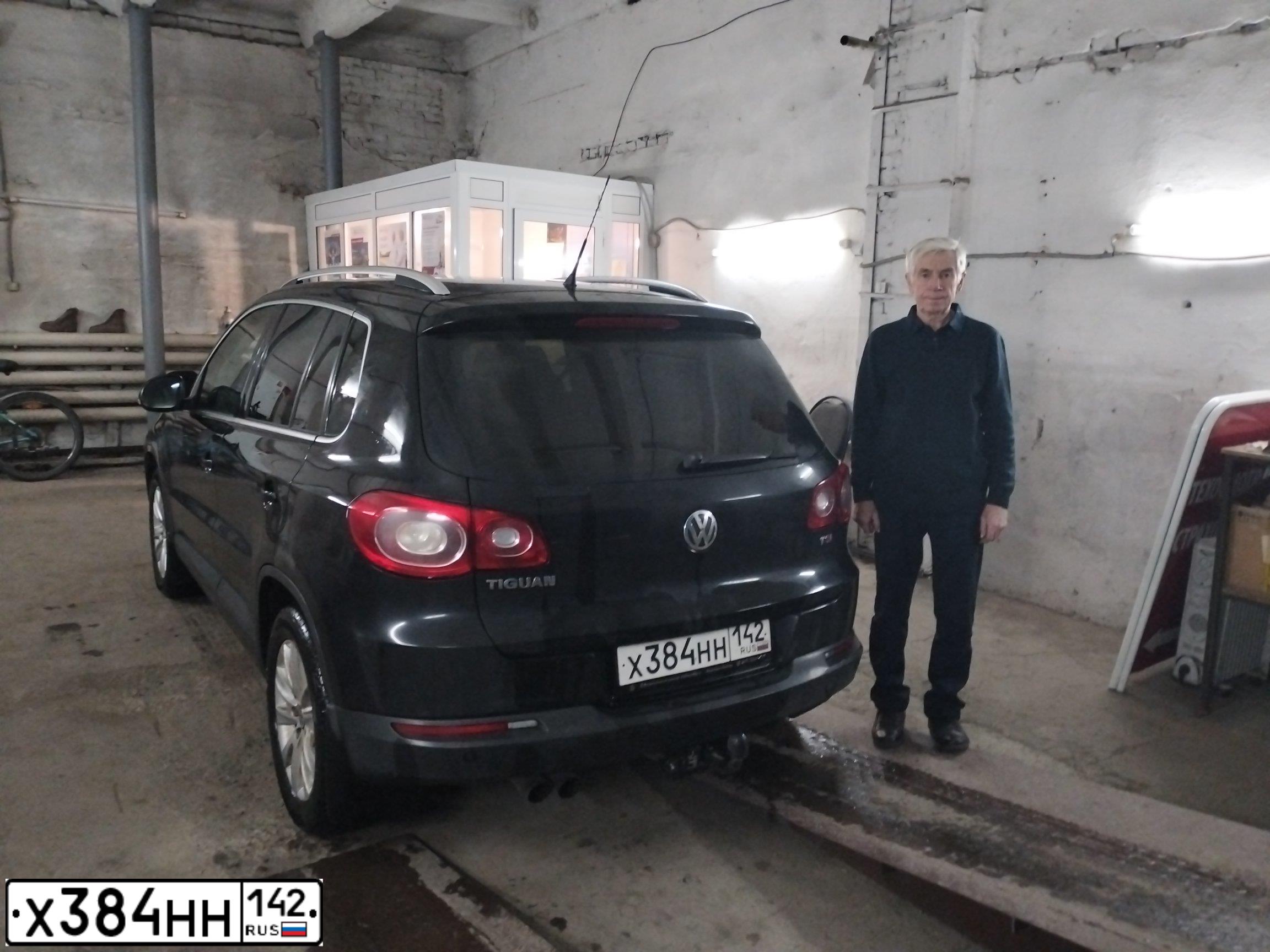 Фото автомобиля VOLKSWAGEN TIGUAN, 2008 — госномер Х384НН142. Цвет: ЧЕРНЫЙ