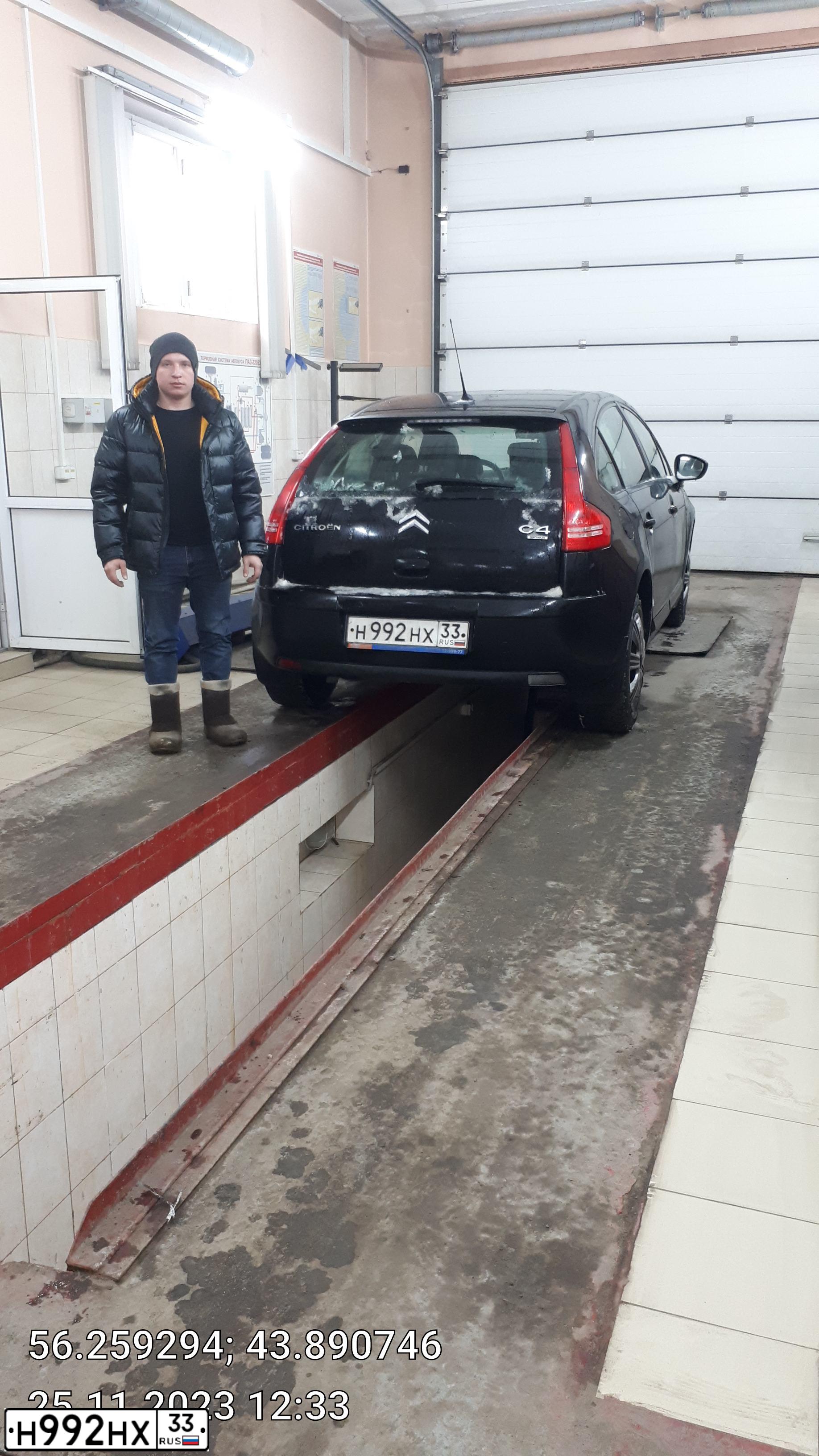 Фото автомобиля CITROEN C4, 2011 — госномер А644ЕЕ252. Цвет: ЧЕРНЫЙ