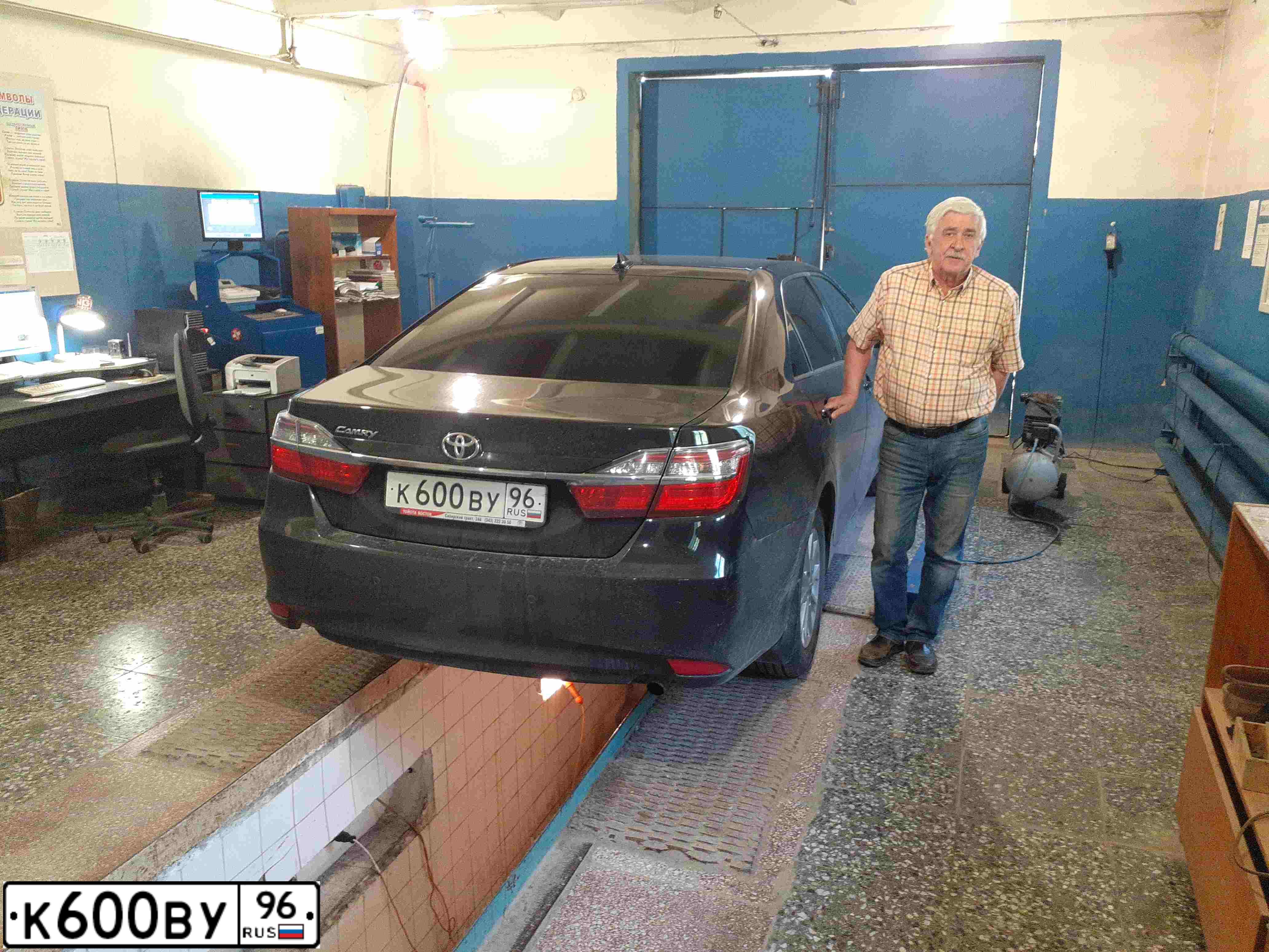 Фото автомобиля TOYOTA CAMRY, 2010 — госномер К600ВУ96. Цвет: серый