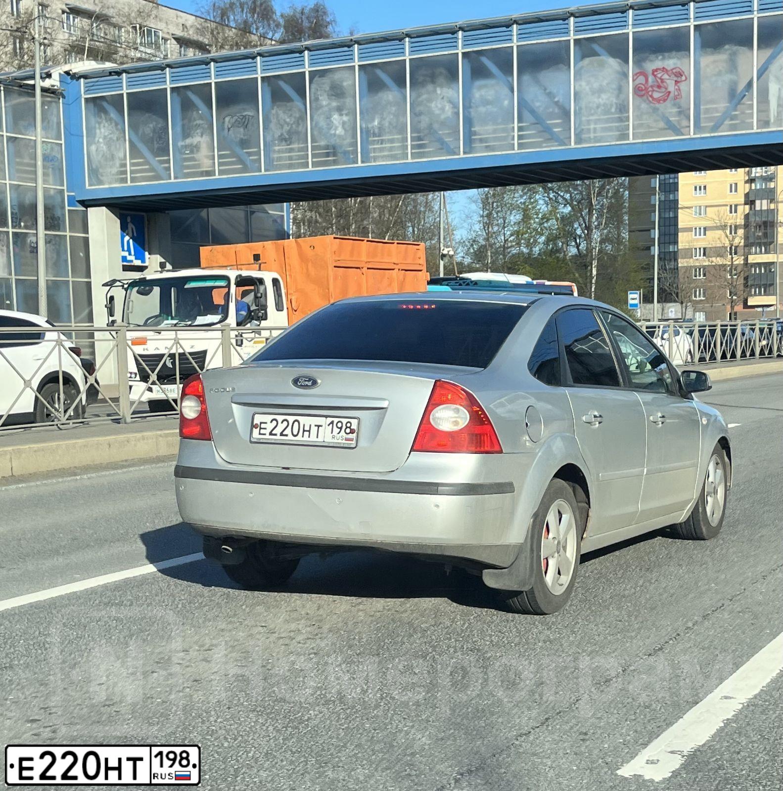 Фото автомобиля FORD FOCUS, 2006 — госномер Е220НТ198. Цвет: СЕРЕБРИСТЫЙ