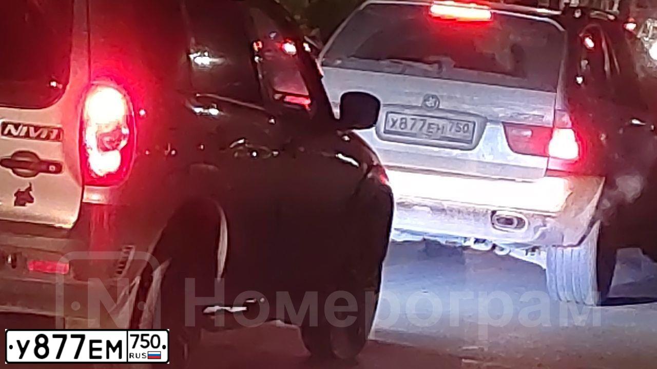Фото автомобиля MITSUBISHI ASX, 2013 — госномер У877ЕМ750. Цвет: ЧЕРНЫЙ