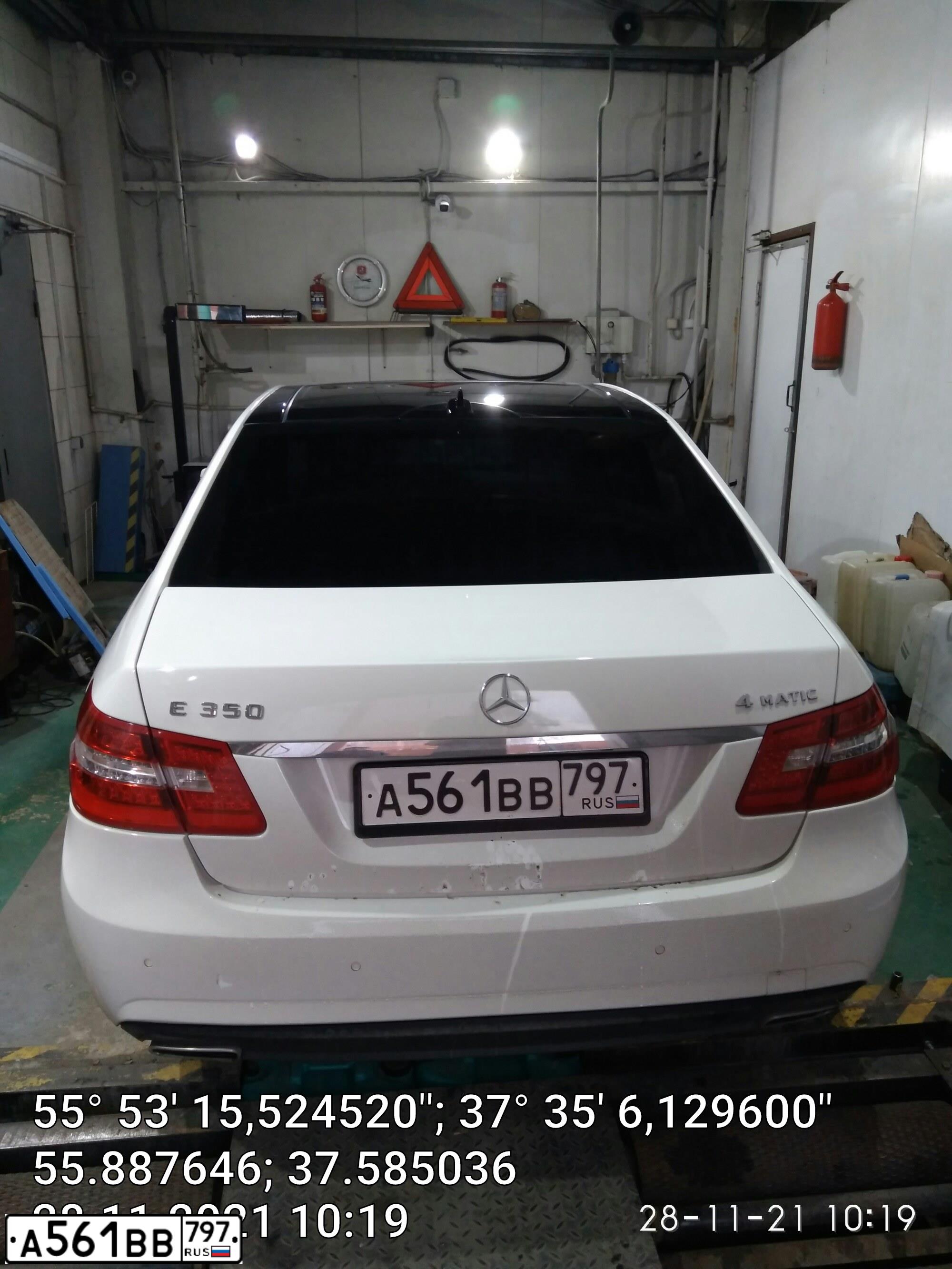 Фото автомобиля MERCEDES E-KLASSE, 2011 — госномер А030КР197. Цвет: Белый