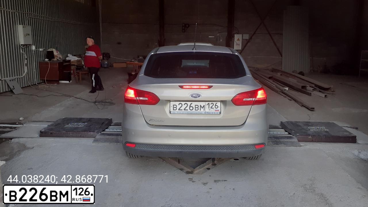 Фото автомобиля FORD FOCUS, 2016 — госномер В226ВМ126. Цвет: БЕЖЕВЫЙ