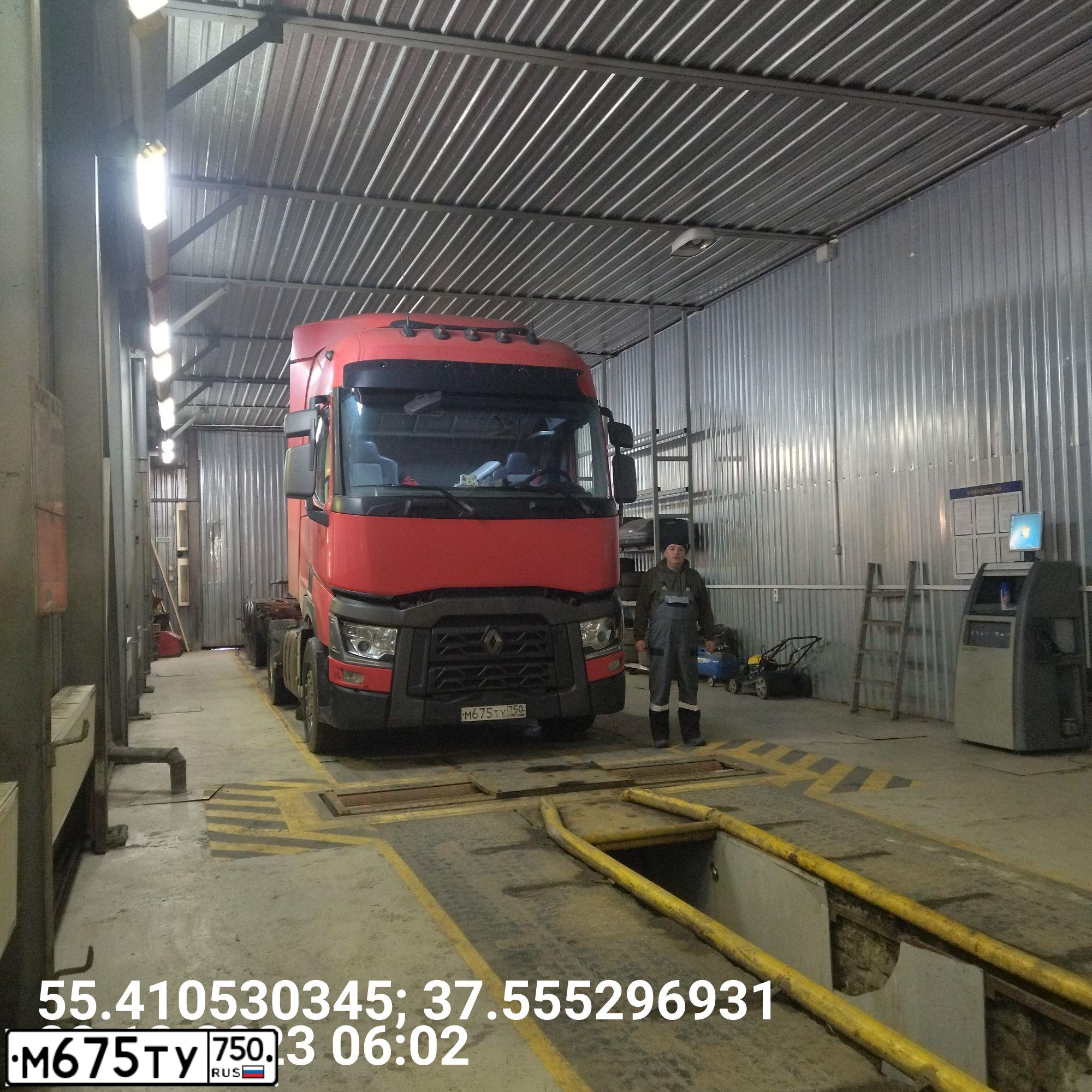 Фото автомобиля RENAULT T-SERIE, 2015 — госномер М675ТУ750. Цвет: КРАСНЫЙ