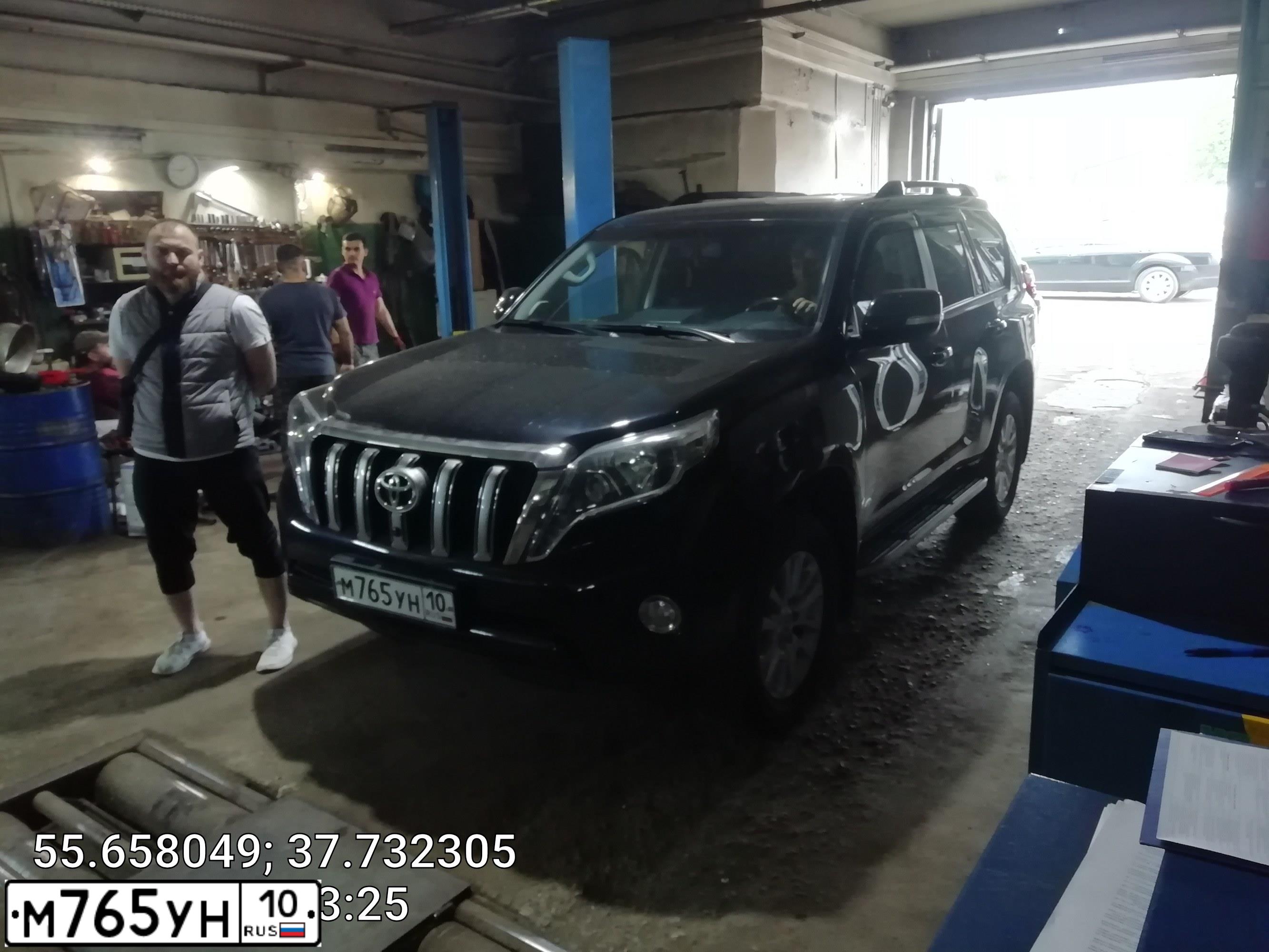 Фото автомобиля TOYOTA LANDCRUISER, 2014 — госномер У989УЕ799. Цвет: ЧЕРНЫЙ