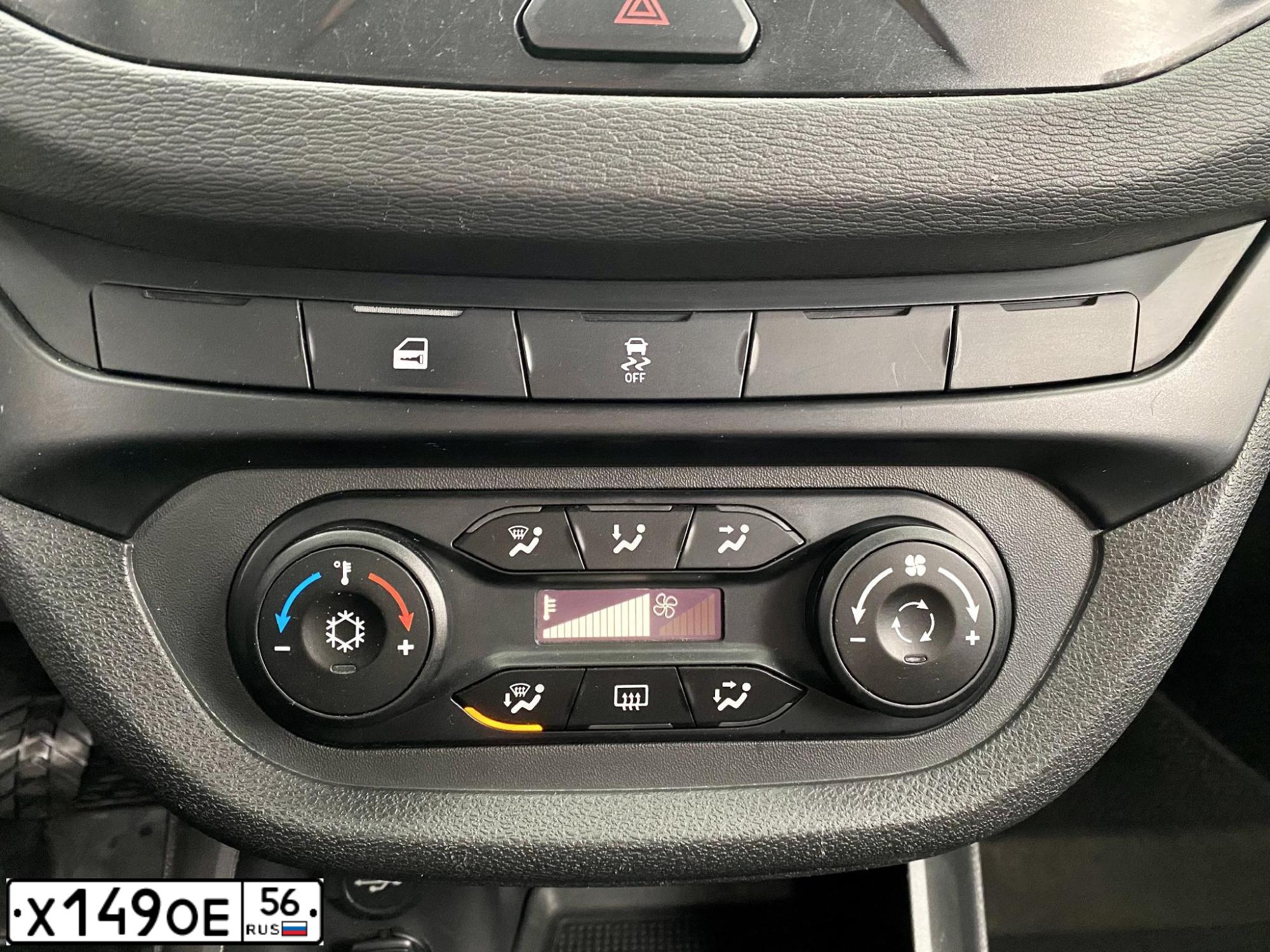 Фото автомобиля LADA VESTA, 2018 — госномер Х149ОЕ56. Цвет: Серебристый