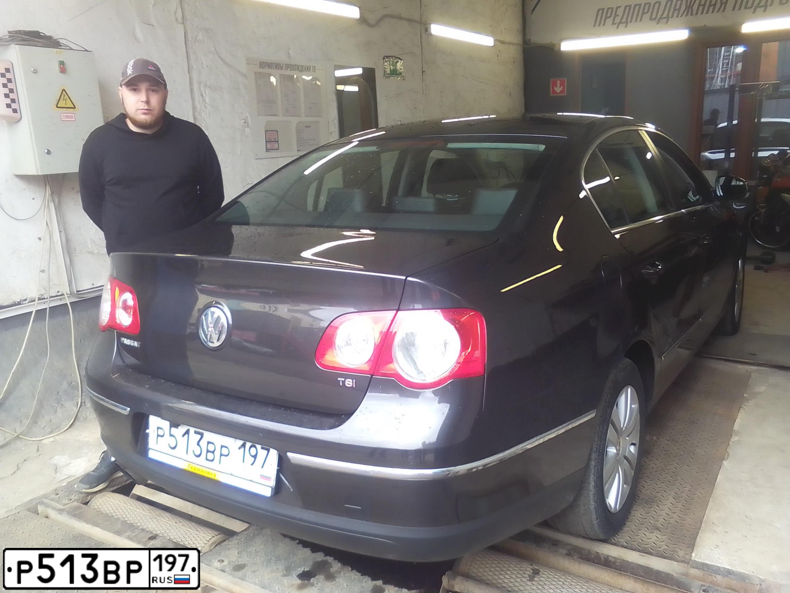 Фото автомобиля VOLKSWAGEN PASSAT, 2010 — госномер Е690ТМ790. Цвет: Коричневый
