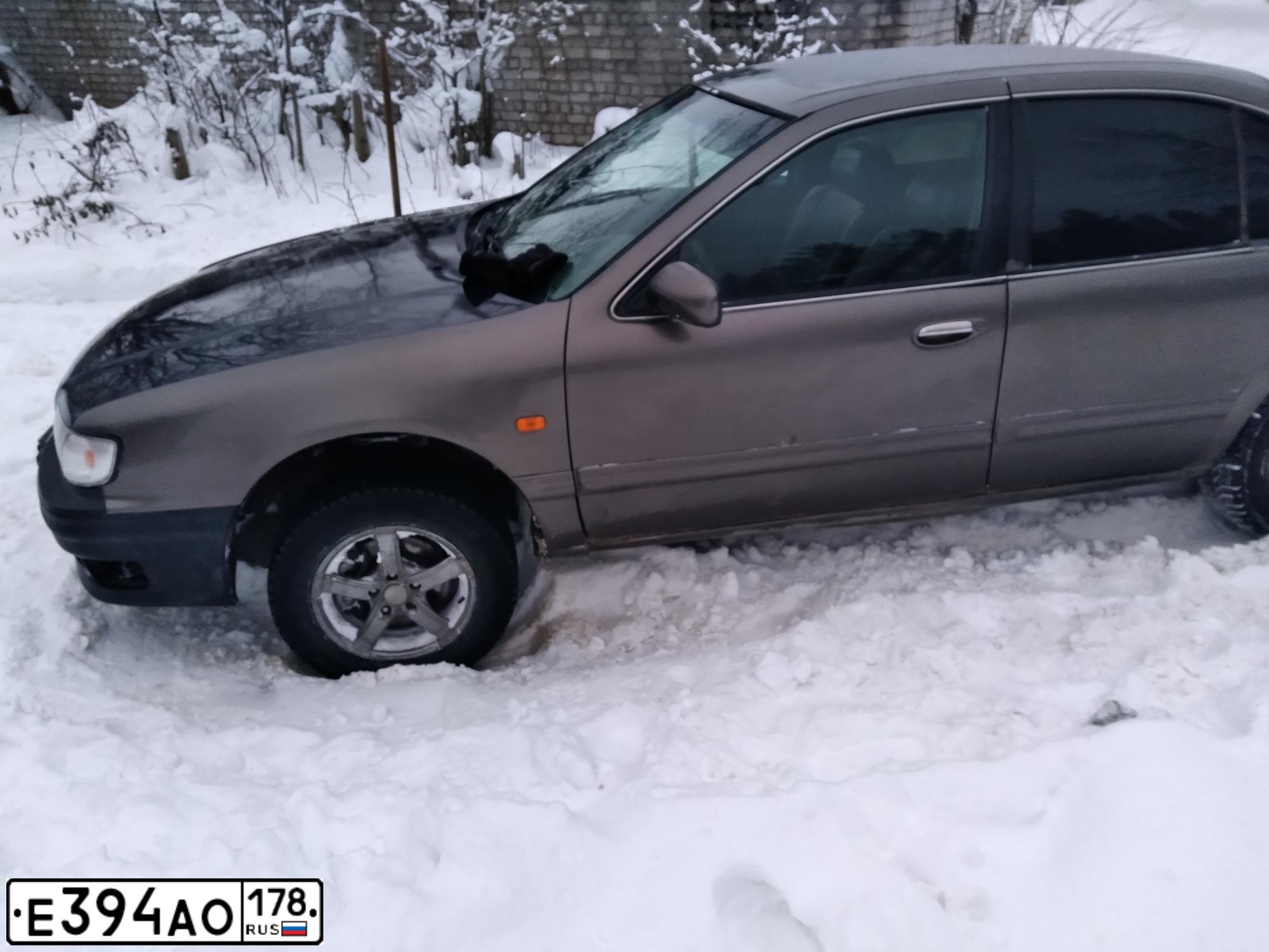 Фото автомобиля NISSAN MAXIMA, 1997 — госномер К621КЕ147. Цвет: СЕРЫЙ