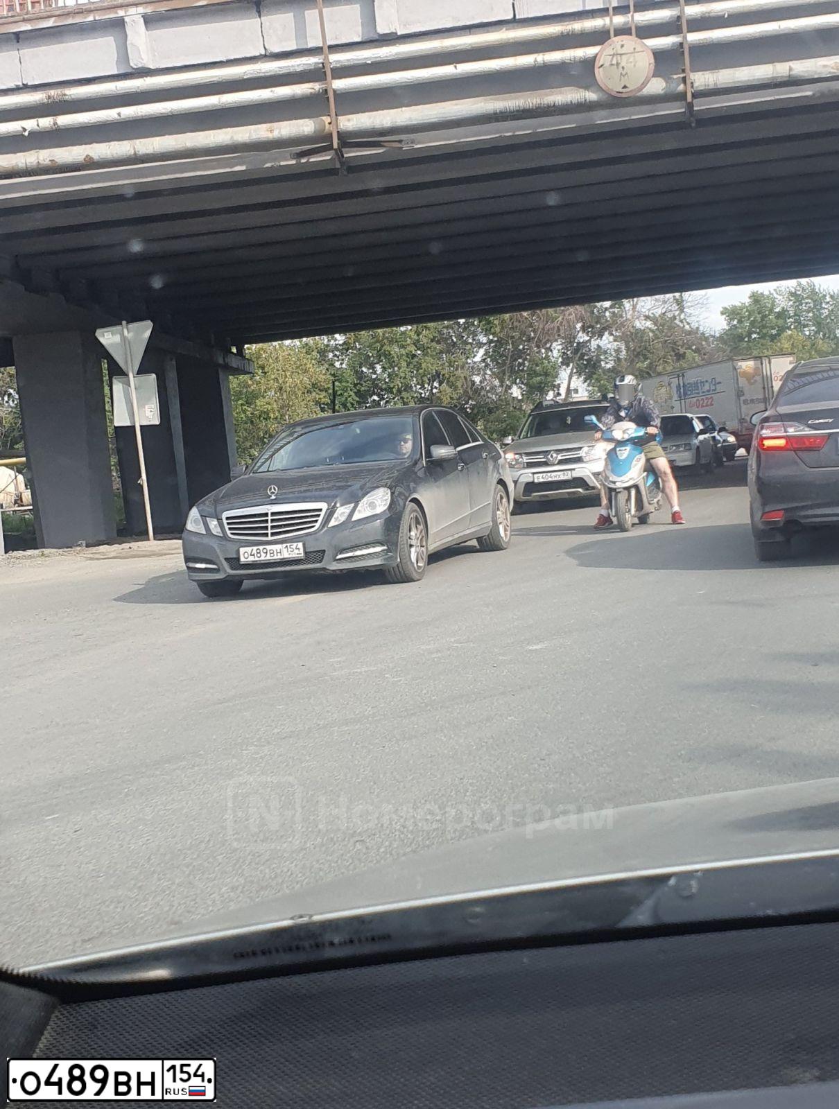 Фото автомобиля MERCEDES E-KLASSE, 2010 — госномер К562НВ122. Цвет: ЧЕРНЫЙ