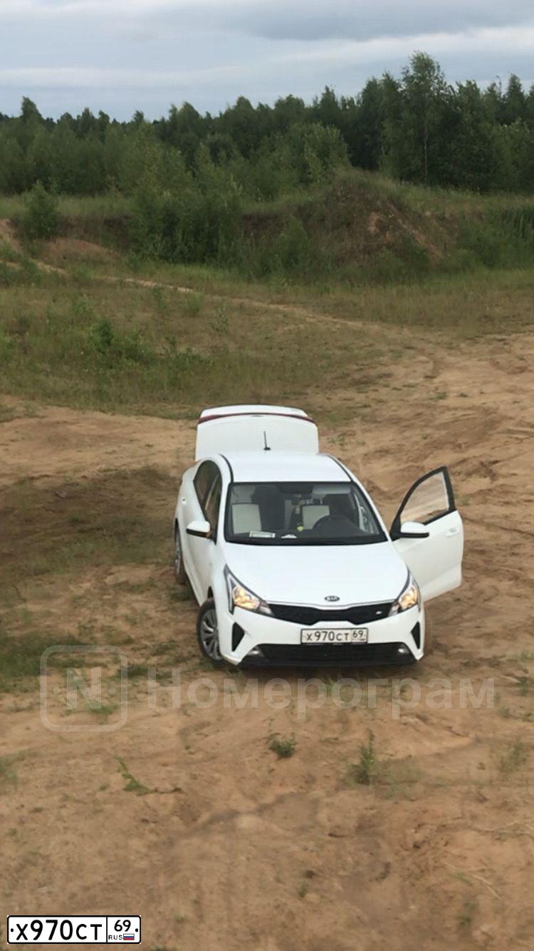Фото автомобиля KIA RIO, 2020 — госномер Х970СТ69. Цвет: Белый