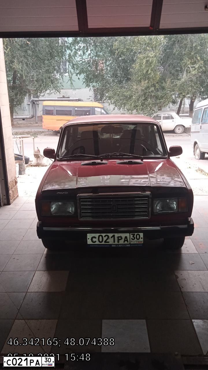 Фото автомобиля LADA 2107, 1997 — госномер Е027НТ30. Цвет: ВИШНЕВЫЙ