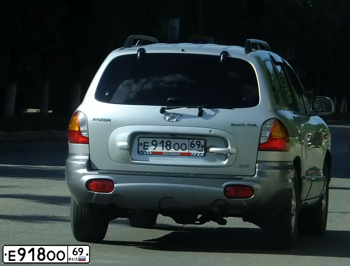 Фото автомобиля HYUNDAI SANTA FE, 2003 — госномер Е918ОО69. Цвет: СЕРЕБРИСТЫЙ