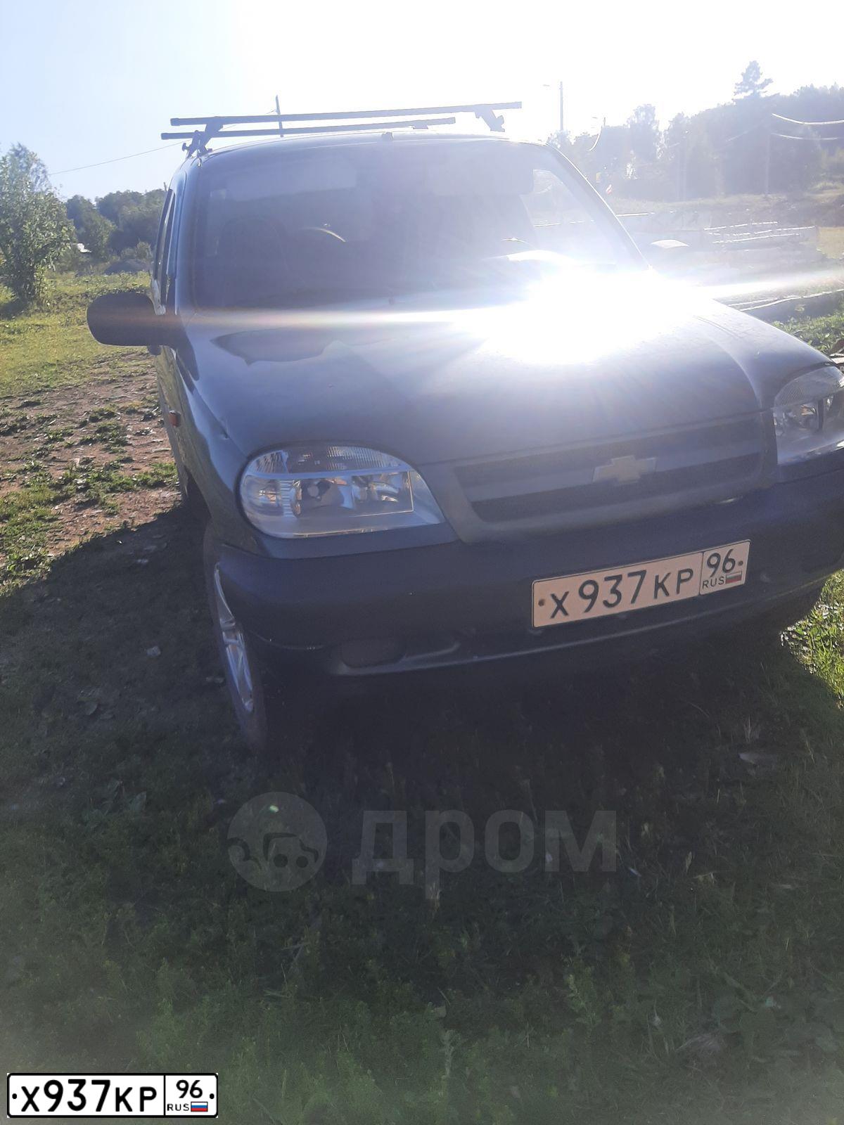 Фото автомобиля CHEVROLET NIVA, 2008 — госномер Р399КА196. Цвет: СЕРО-ЗЕЛЕНЫЙ