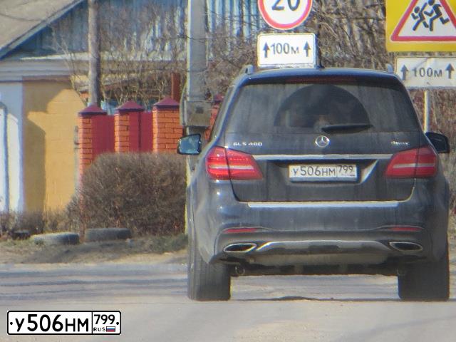 Фото автомобиля MERCEDES GL-KLASSE, 2018 — госномер М682ЕА977. Цвет: синий