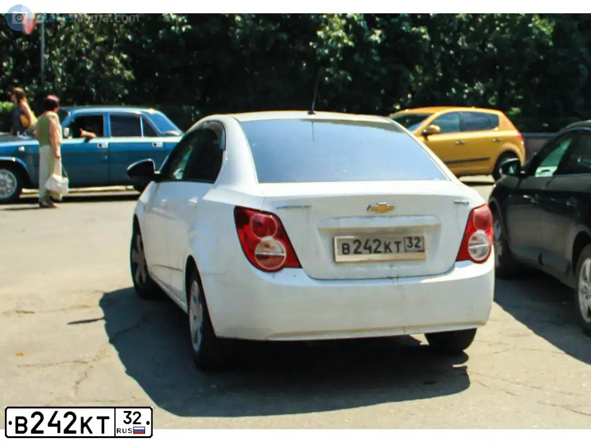Фото автомобиля CHEVROLET AVEO, 2012 — госномер В242КТ32. Цвет: Белый