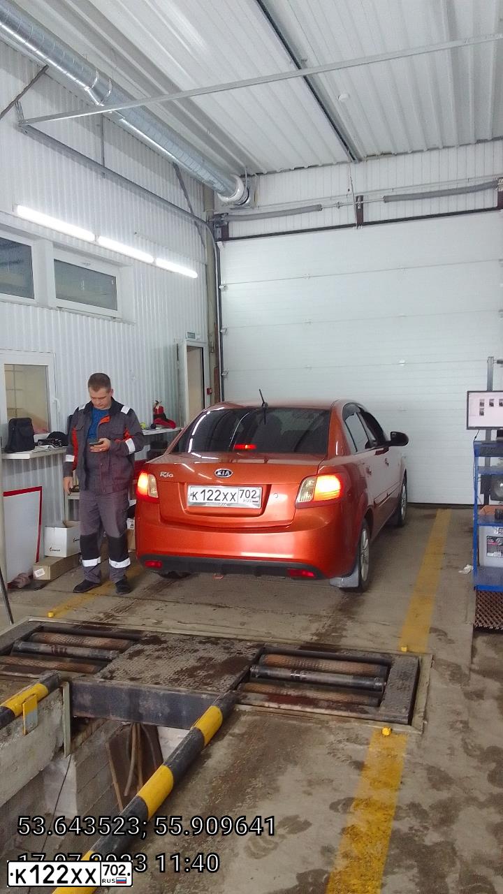Фото автомобиля KIA RIO, 2010 — госномер Р999МА102. Цвет: Оранжевый