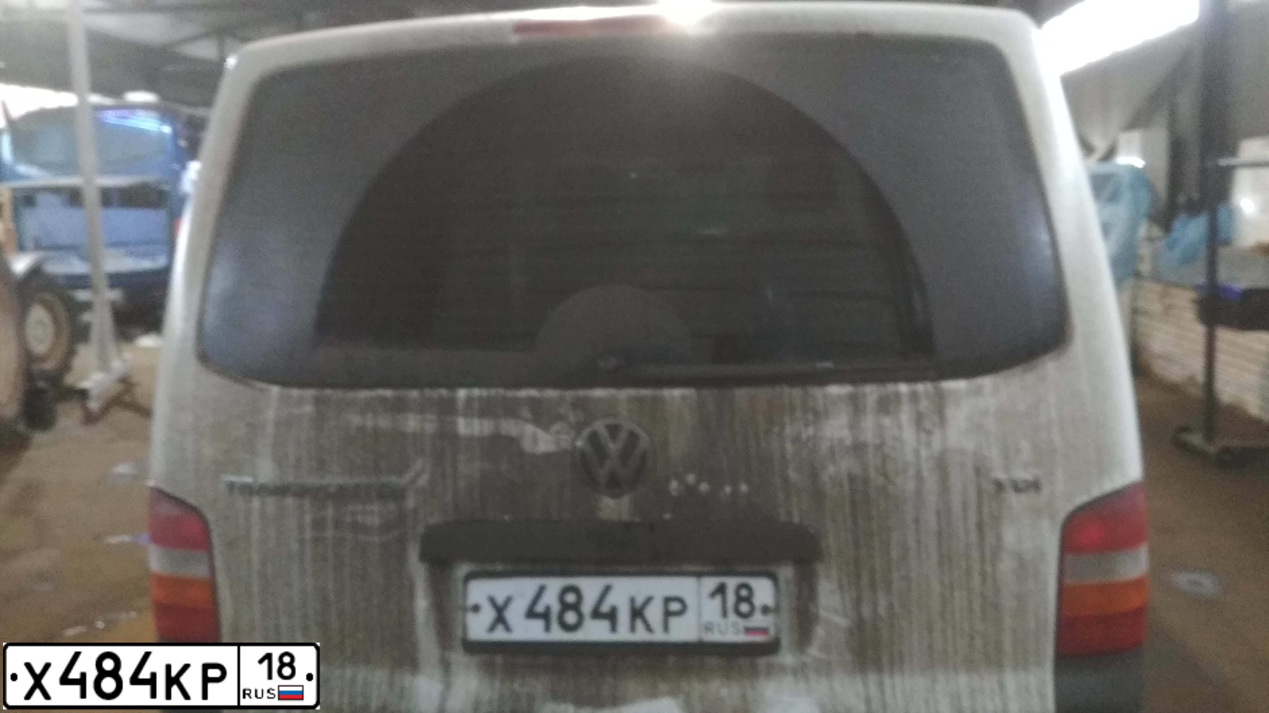 Фото автомобиля VOLKSWAGEN CARAVELLE, 2008 — госномер Х484КР18. Цвет: Белый