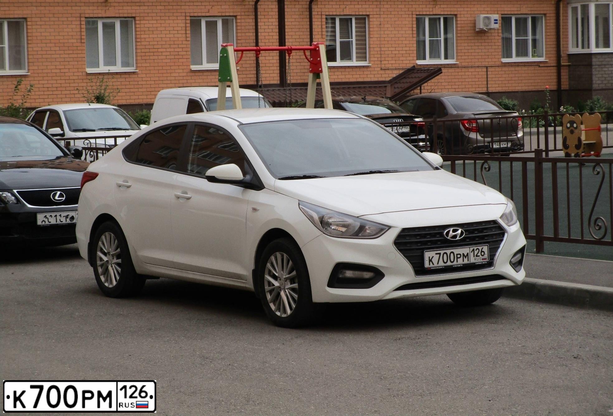 Фото автомобиля HYUNDAI SOLARIS, 2018 — госномер К700РМ126. Цвет: Белый