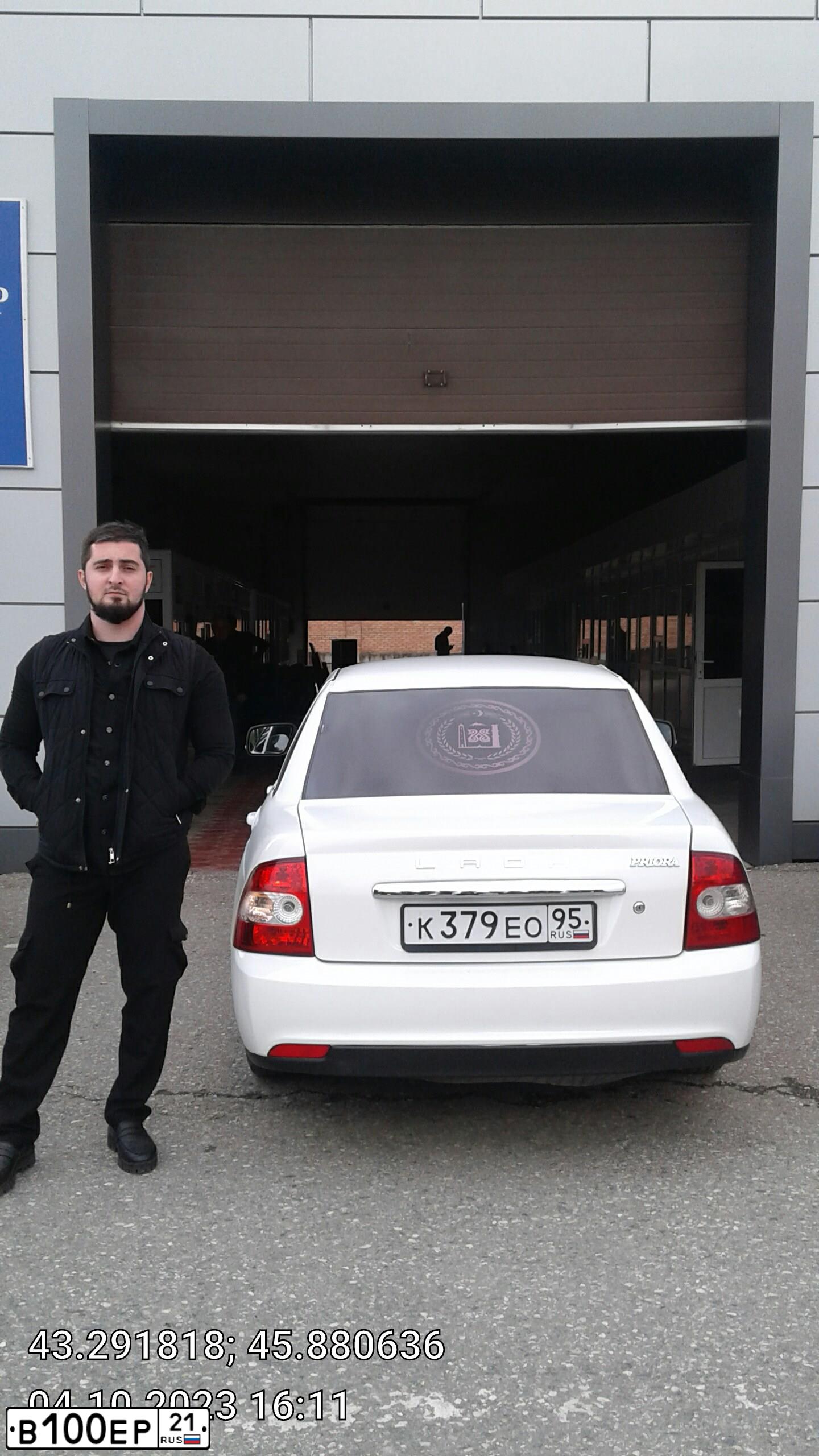 Фото автомобиля CHEVROLET COBALT, 2013 — госномер В100РР21. Цвет: БЕЛЫЙ