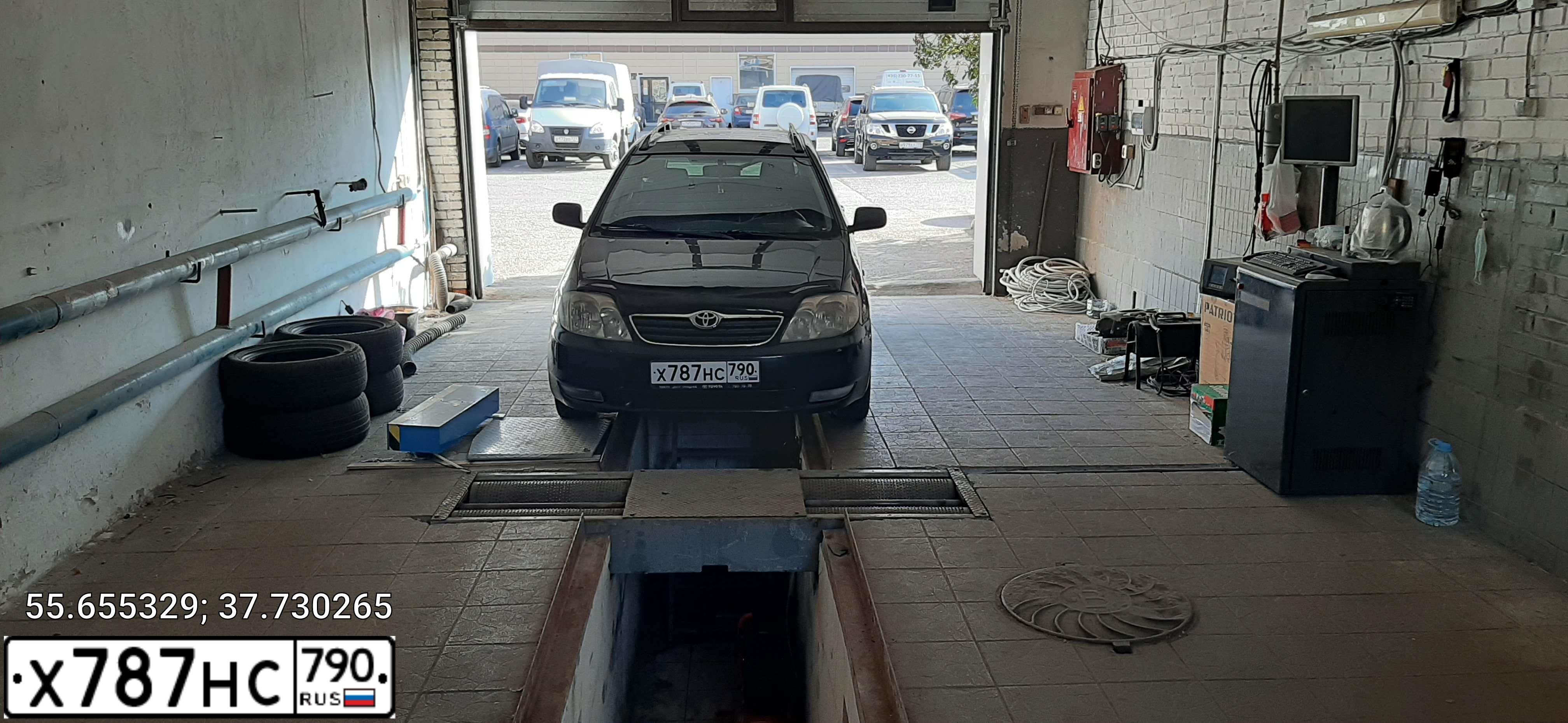 Фото автомобиля TOYOTA COROLLA, 2004 — госномер М003ВУ44. Цвет: Темно-зеленый