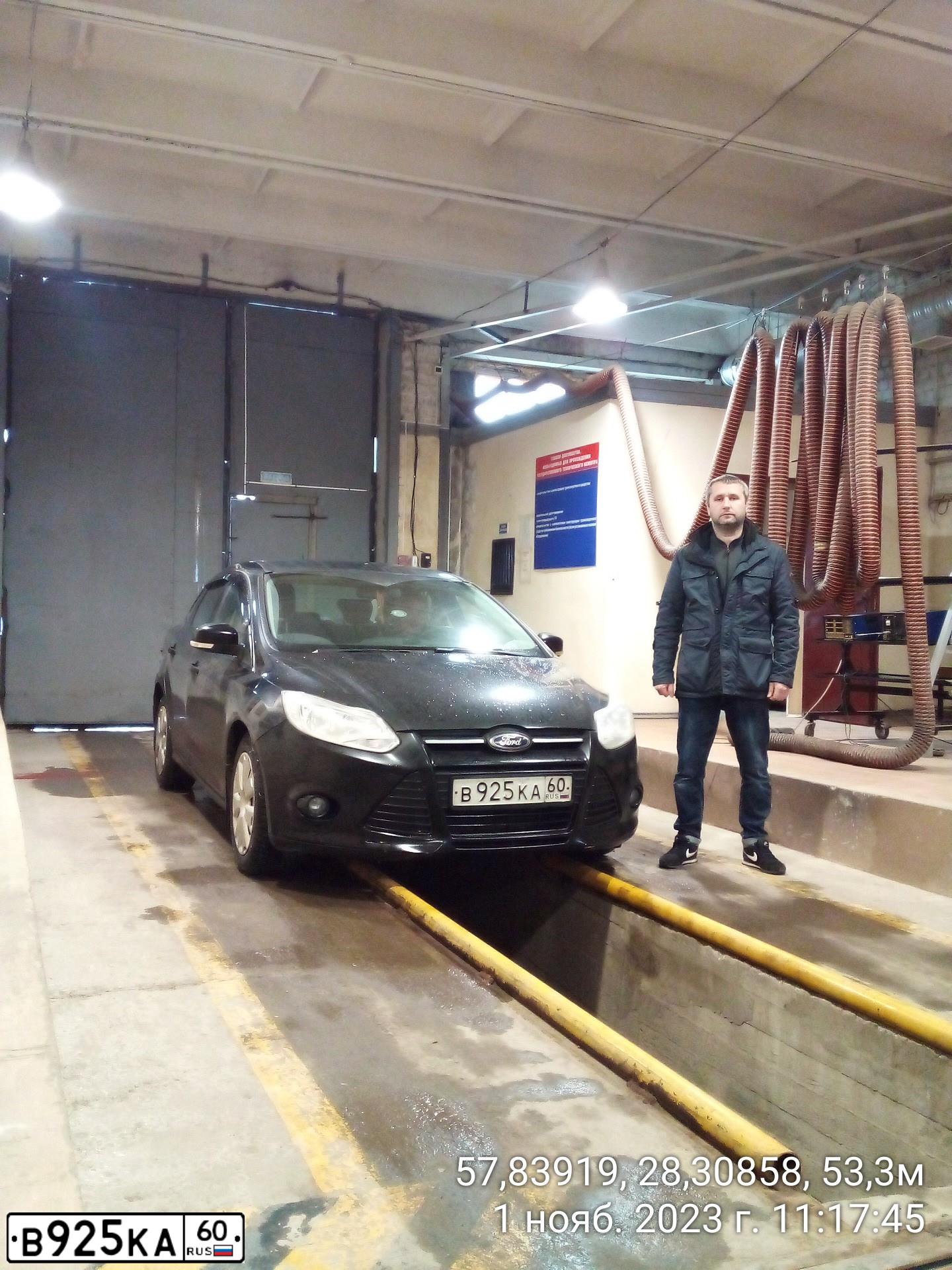 Фото автомобиля FORD FOCUS, 2012 — госномер В925КА60. Цвет: ЧЕРНЫЙ