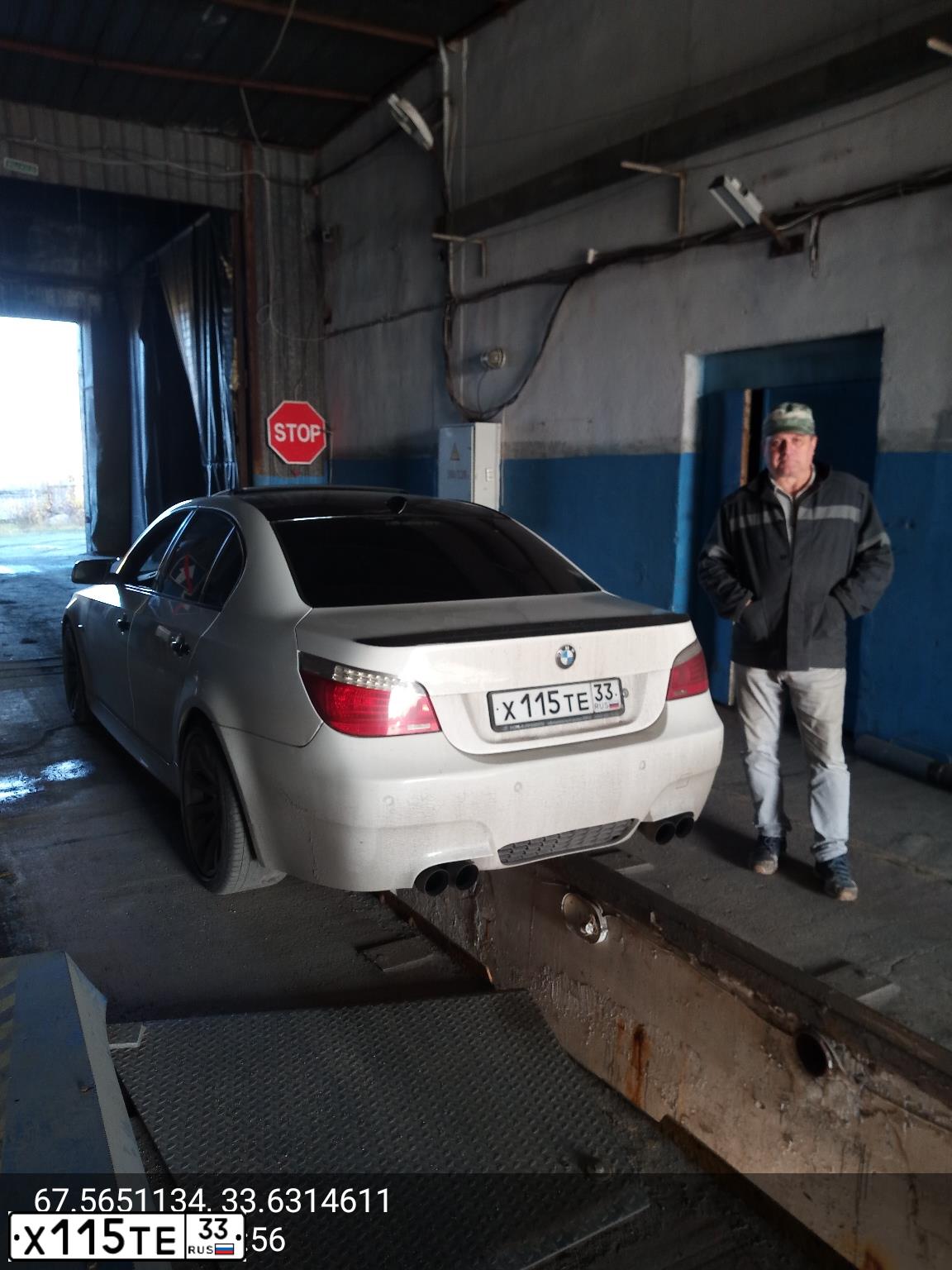 Фото автомобиля BMW 550, 2007 — госномер В822НЕ51. Цвет: Белый