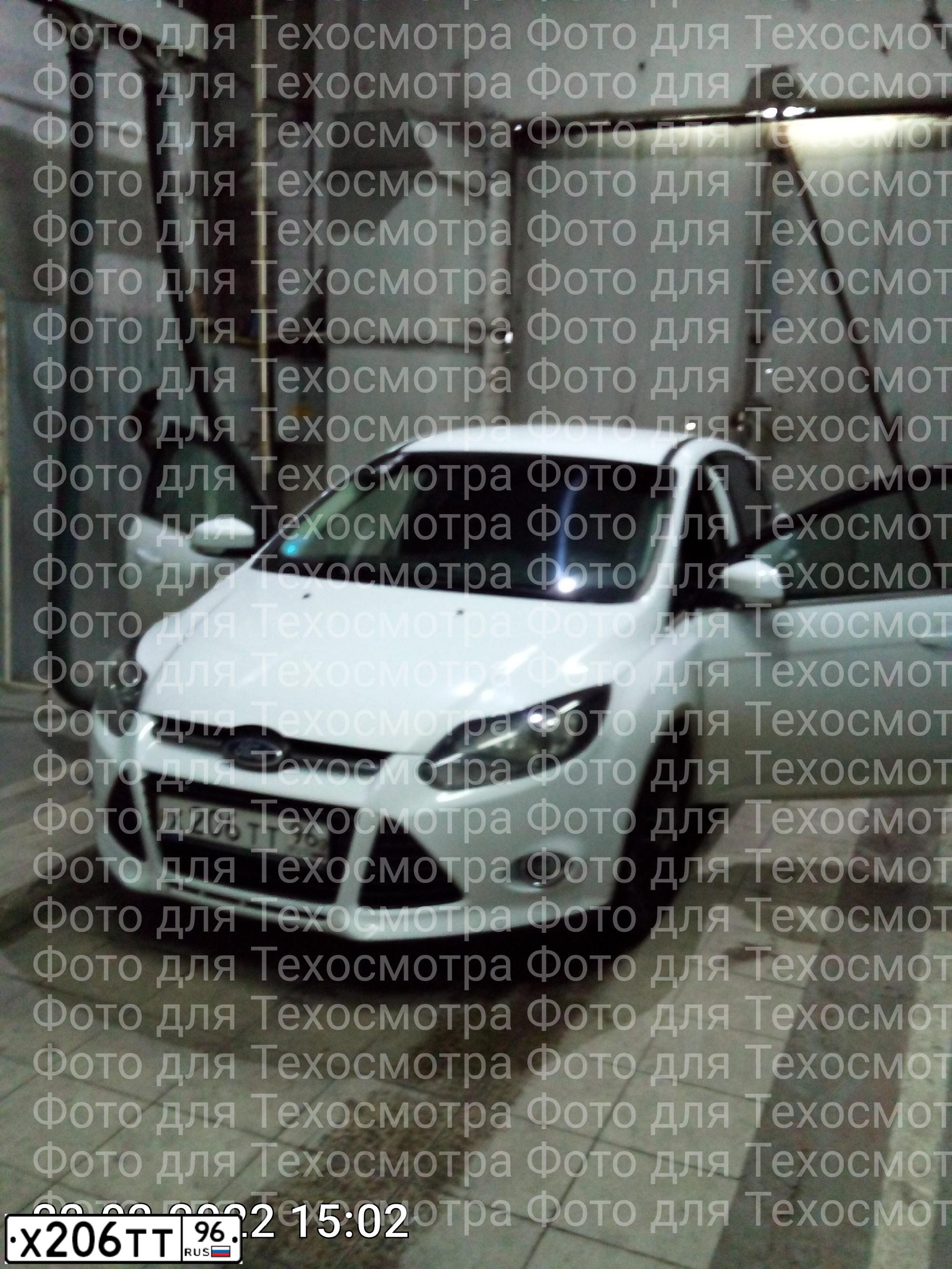 Фото автомобиля FORD FOCUS, 2013 — госномер Х206ТТ96. Цвет: Белый