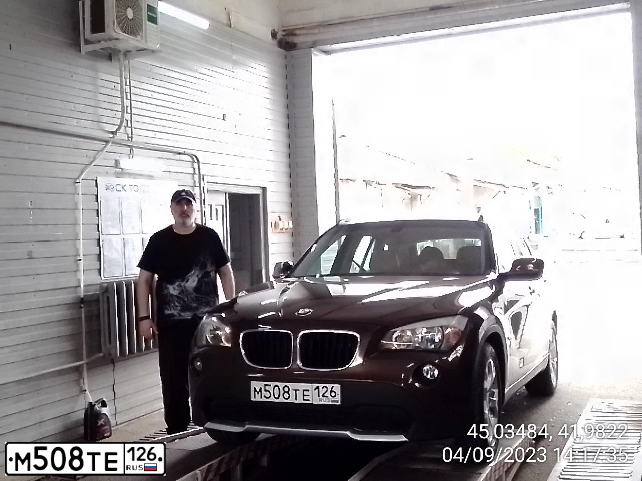 Фото автомобиля BMW X1, 2011 — госномер О959МС142. Цвет: Коричневый